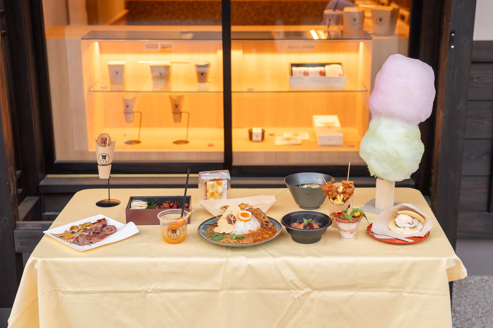 新店舗で提供される料理の例。テイクアウトして江戸の街並みで食べ歩きができるものも（写真提供：太秦映画村）