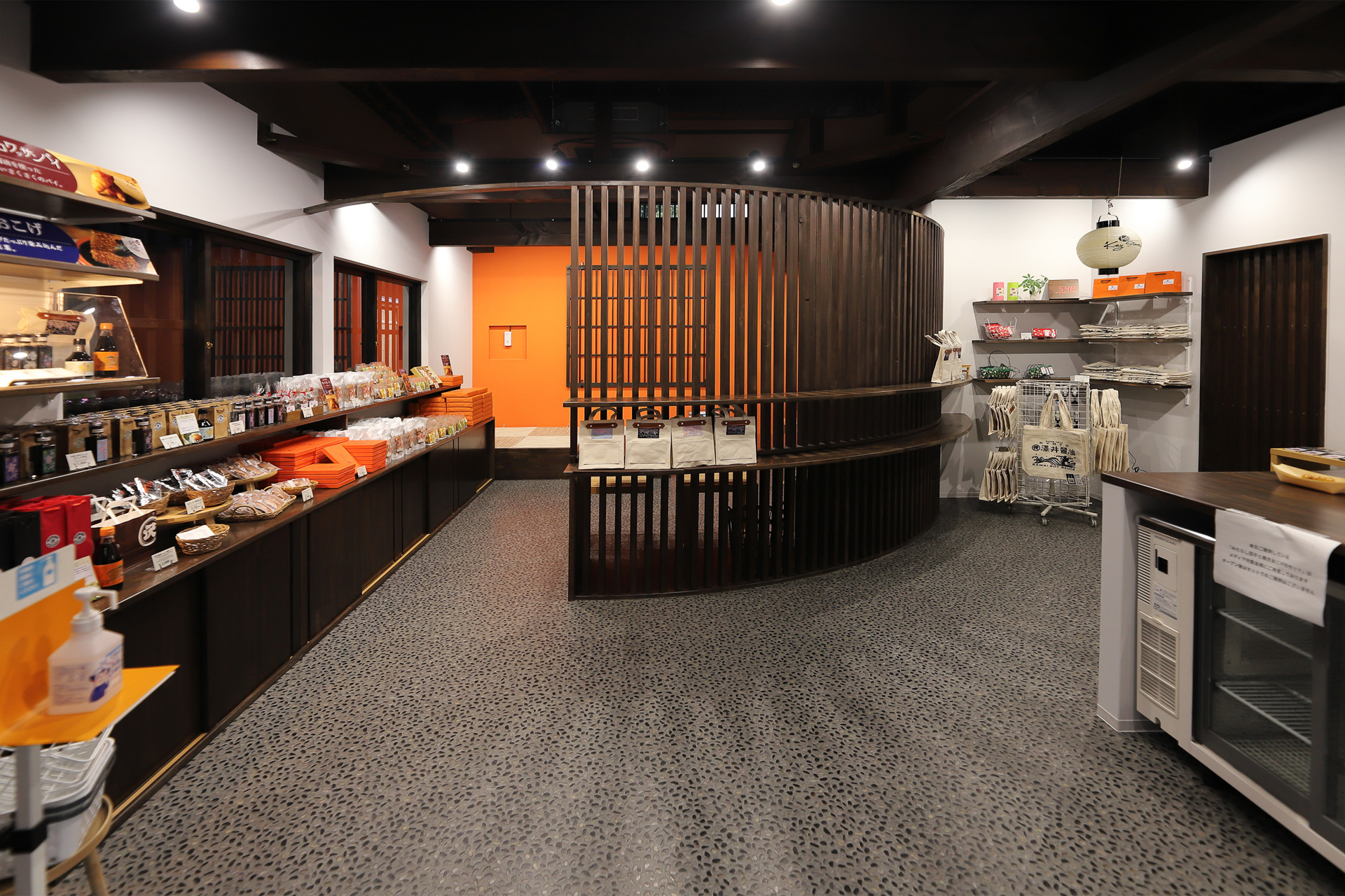 「澤井醤油 with Key Stone」の店内と、みたらし団子。京都の老舗醤油屋による、醤油を活かした和のフードやスイーツが楽しめる