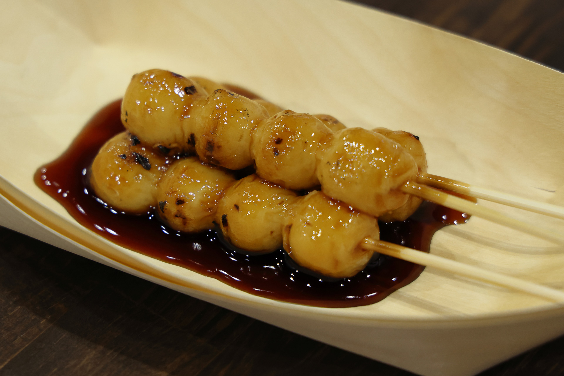 「澤井醤油 with Key Stone」の店内と、みたらし団子。京都の老舗醤油屋による、醤油を活かした和のフードやスイーツが楽しめる