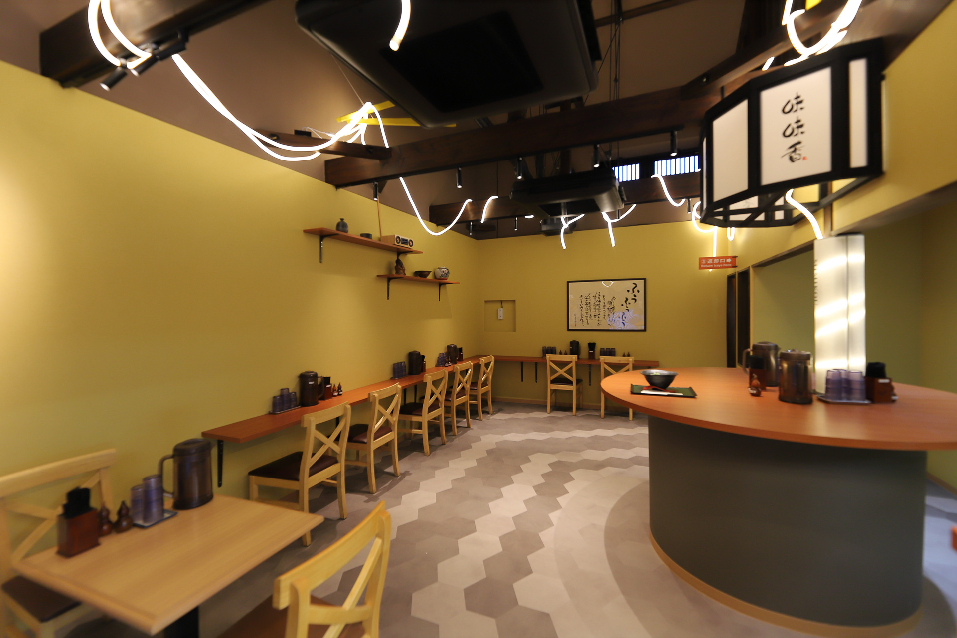 「味味香」は京都木屋町で長く愛されるカレーうどん店。出汁にこだわったカレーうどんなどがいただける