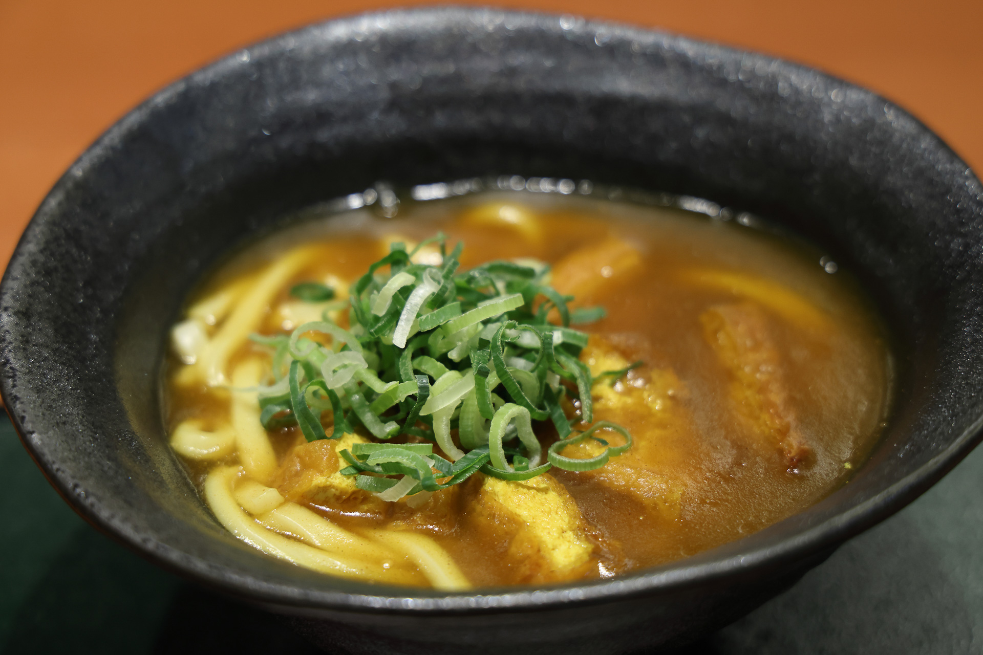 「味味香」は京都木屋町で長く愛されるカレーうどん店。出汁にこだわったカレーうどんなどがいただける