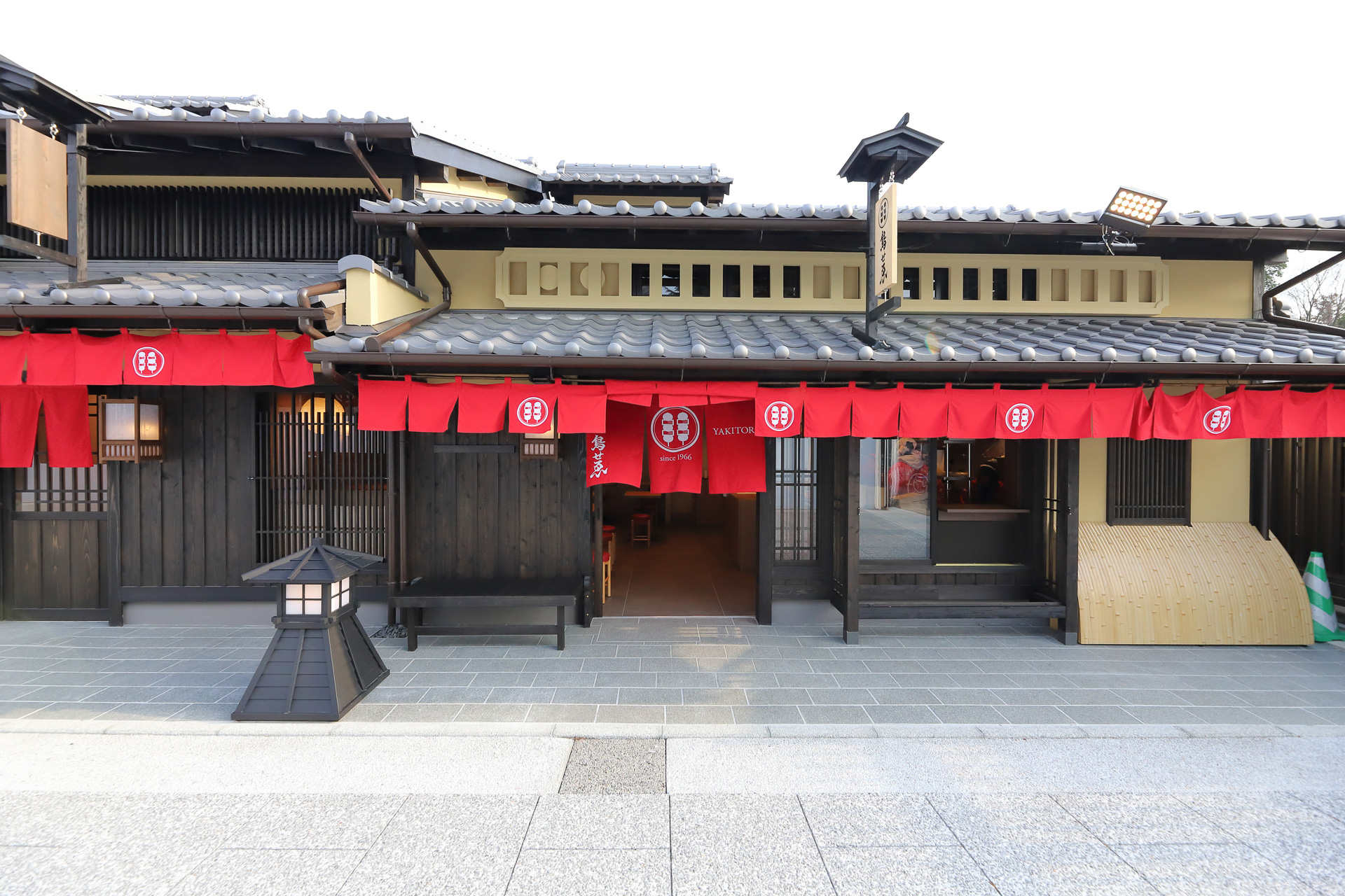 「鳥せゑ」は京都初の焼き鳥専門店として1966年に創業。「映画村焼き鳥重」などを提供