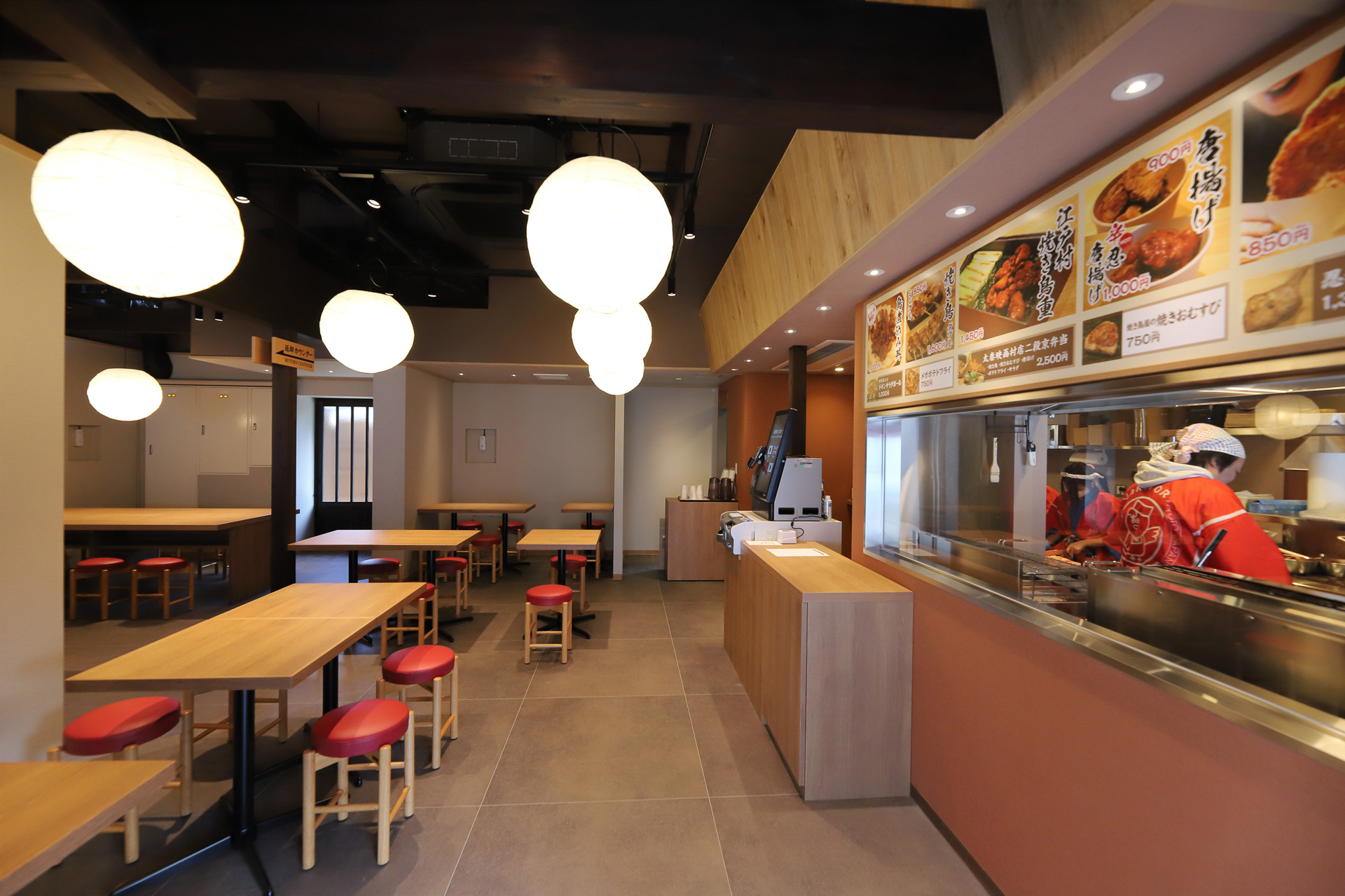 「鳥せゑ」は京都初の焼き鳥専門店として1966年に創業。「映画村焼き鳥重」などを提供