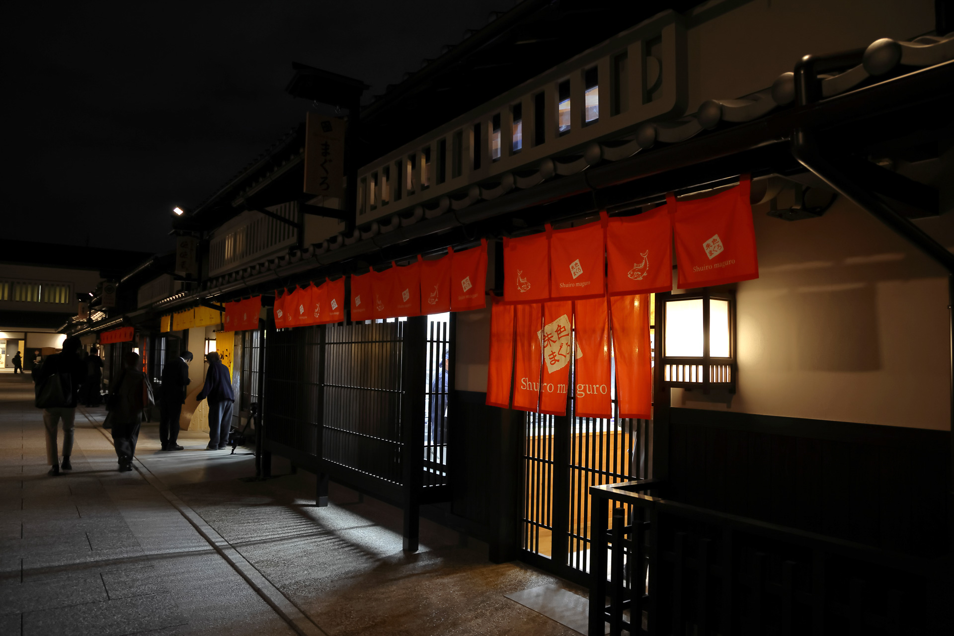 「朱色まぐろ」は焼津港直送のまぐろ創作料理を提供。味はもちろん、見た目にもこだわった逸品だ。写真は「南マグロ漬け丼セット」「マグロのパフェセット」