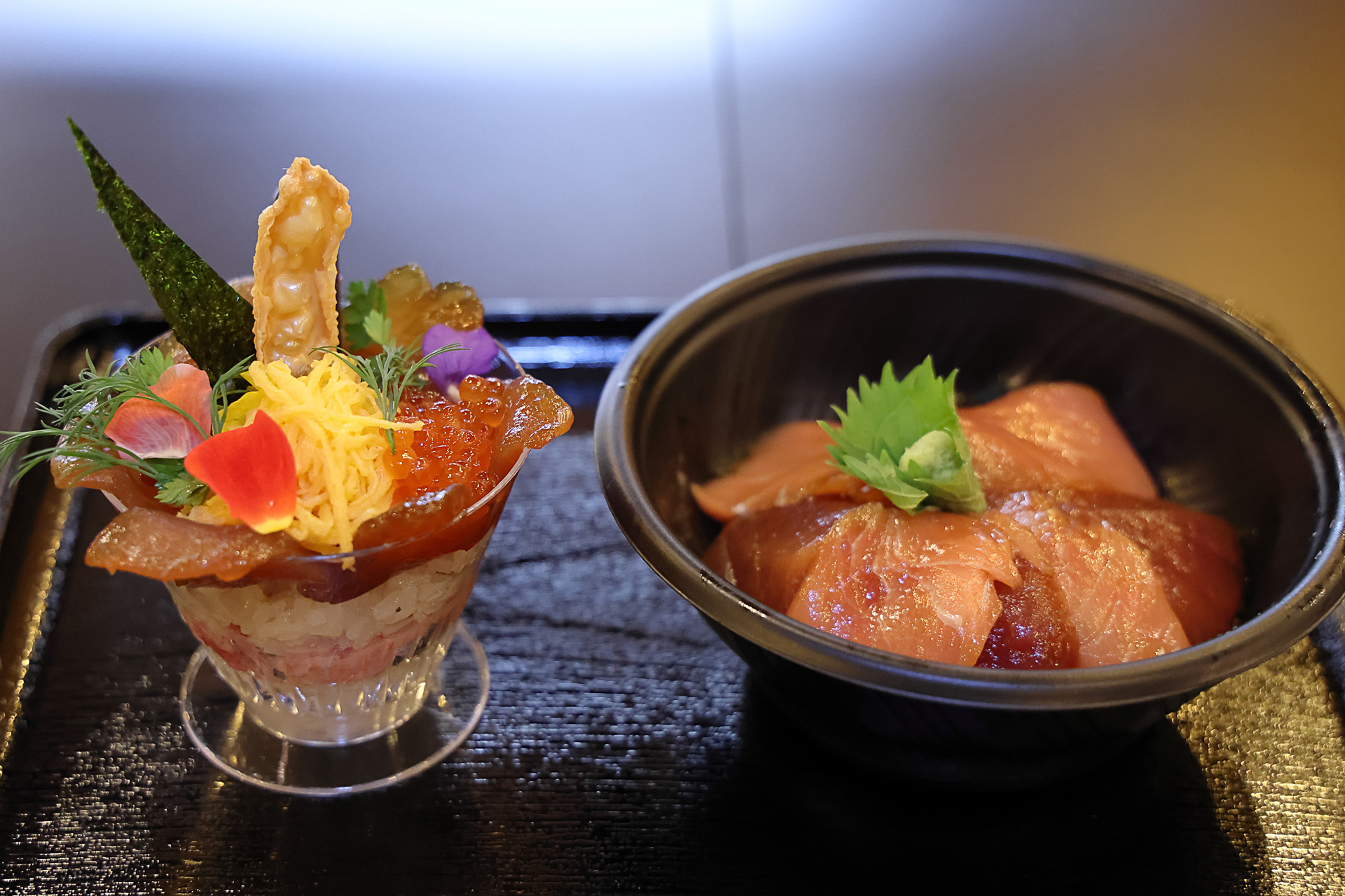 「朱色まぐろ」は焼津港直送のまぐろ創作料理を提供。味はもちろん、見た目にもこだわった逸品だ。写真は「南マグロ漬け丼セット」「マグロのパフェセット」