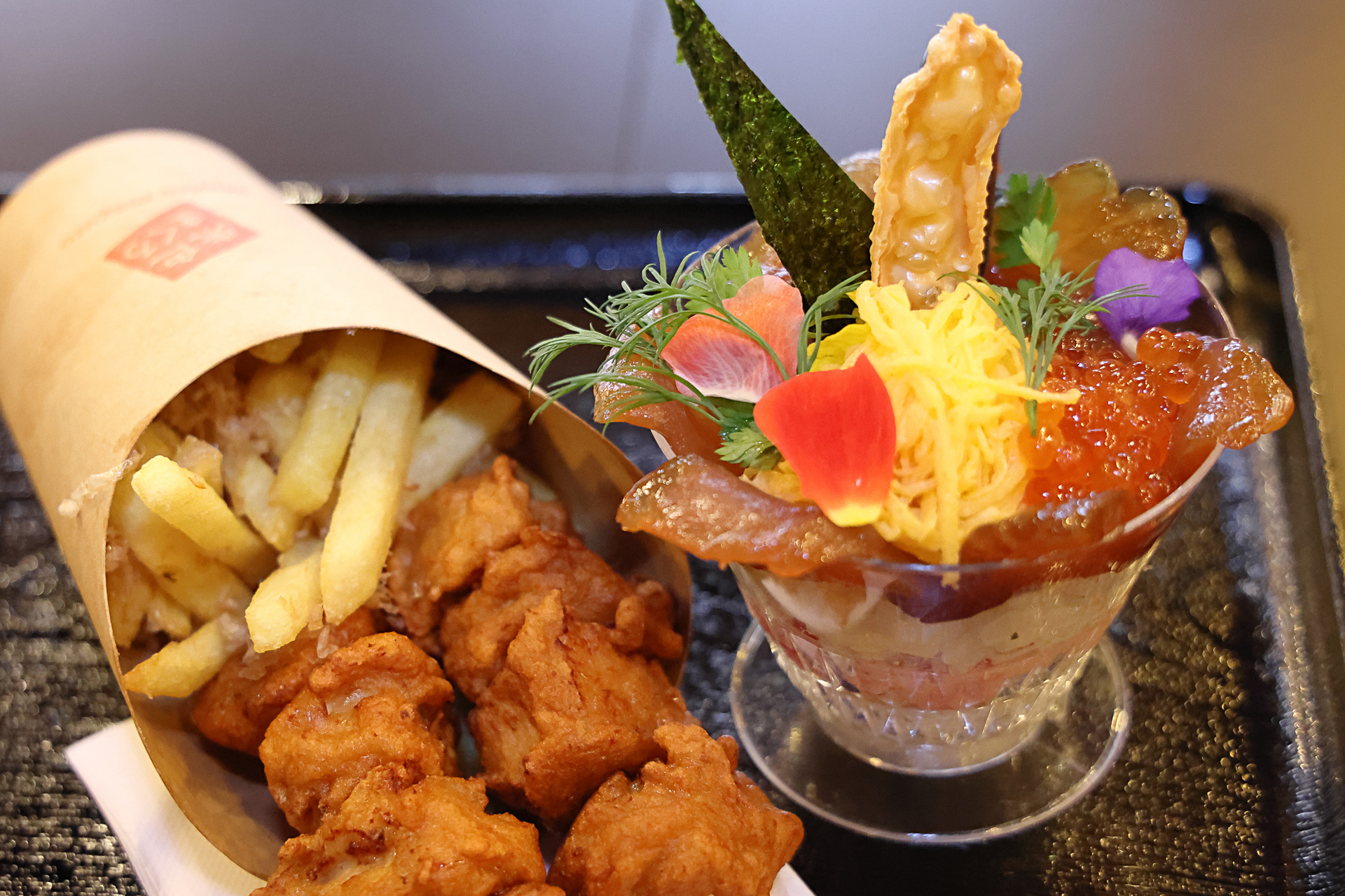 村内を食べ歩きできる「まぐろ竜田揚げ／まぐろ風味ポテトフライ」（写真左）もオススメ