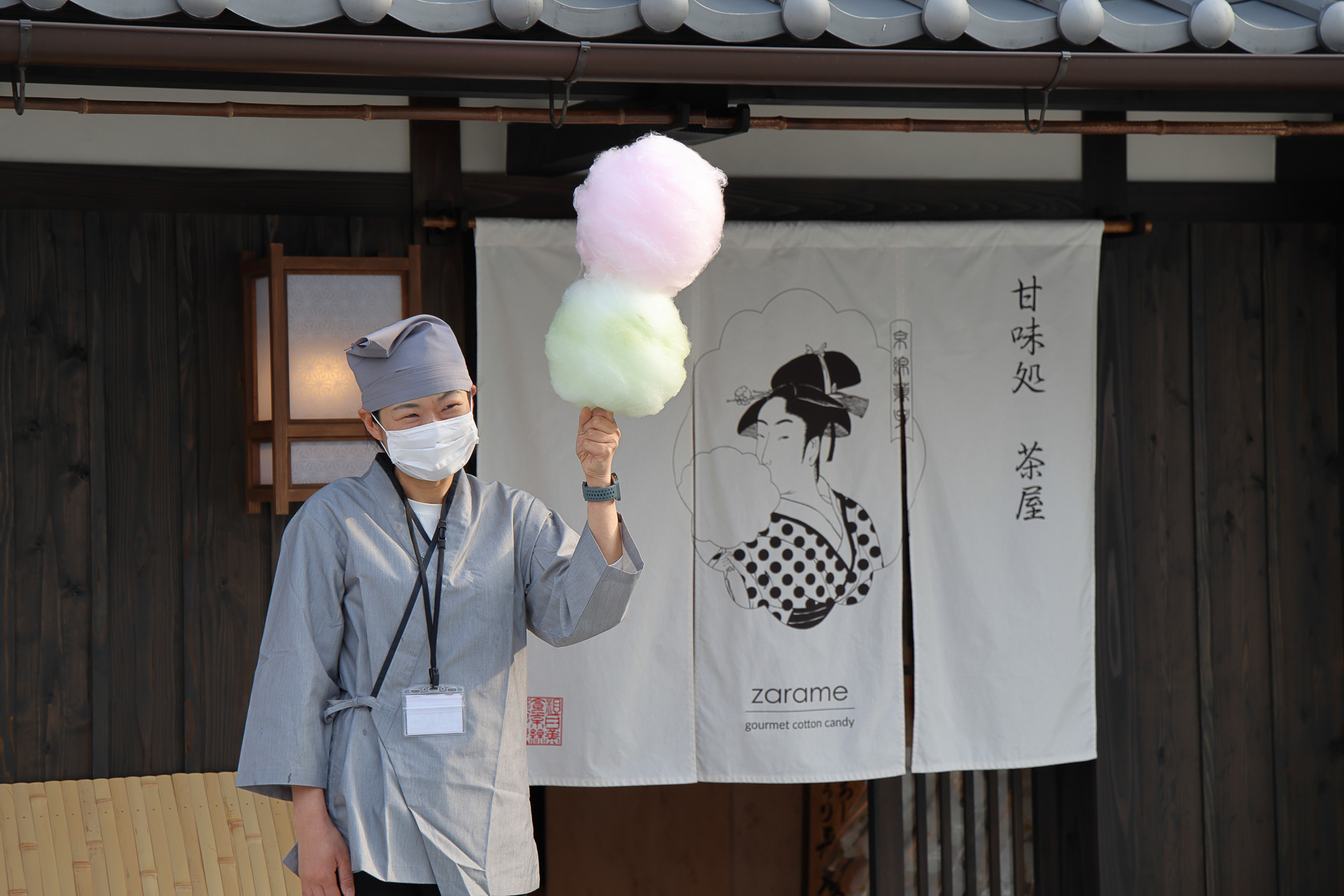 「zarame -gourmet cotton candy-」では、左写真の「綿だんご」をはじめ、独自配合のザラメをつかった京綿菓子がいただける