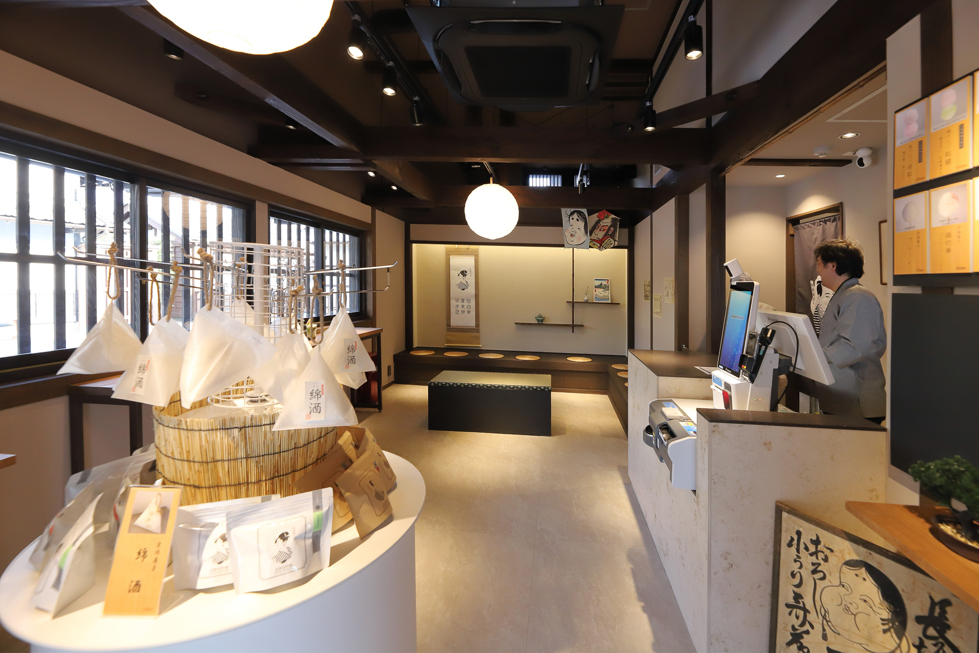 「zarame -gourmet cotton candy-」では、左写真の「綿だんご」をはじめ、独自配合のザラメをつかった京綿菓子がいただける