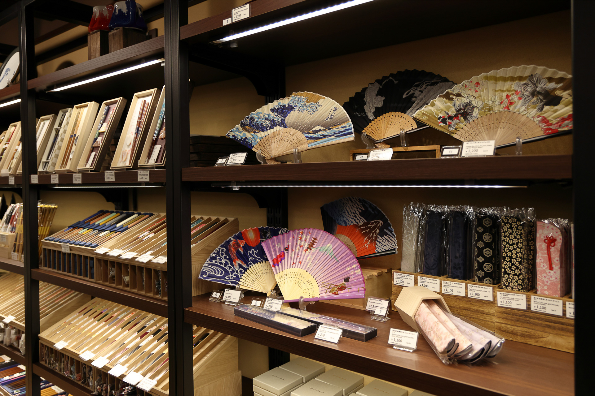インバウンドや若者向けに、美しい和を感じさせる品やアクセサリー類も充実