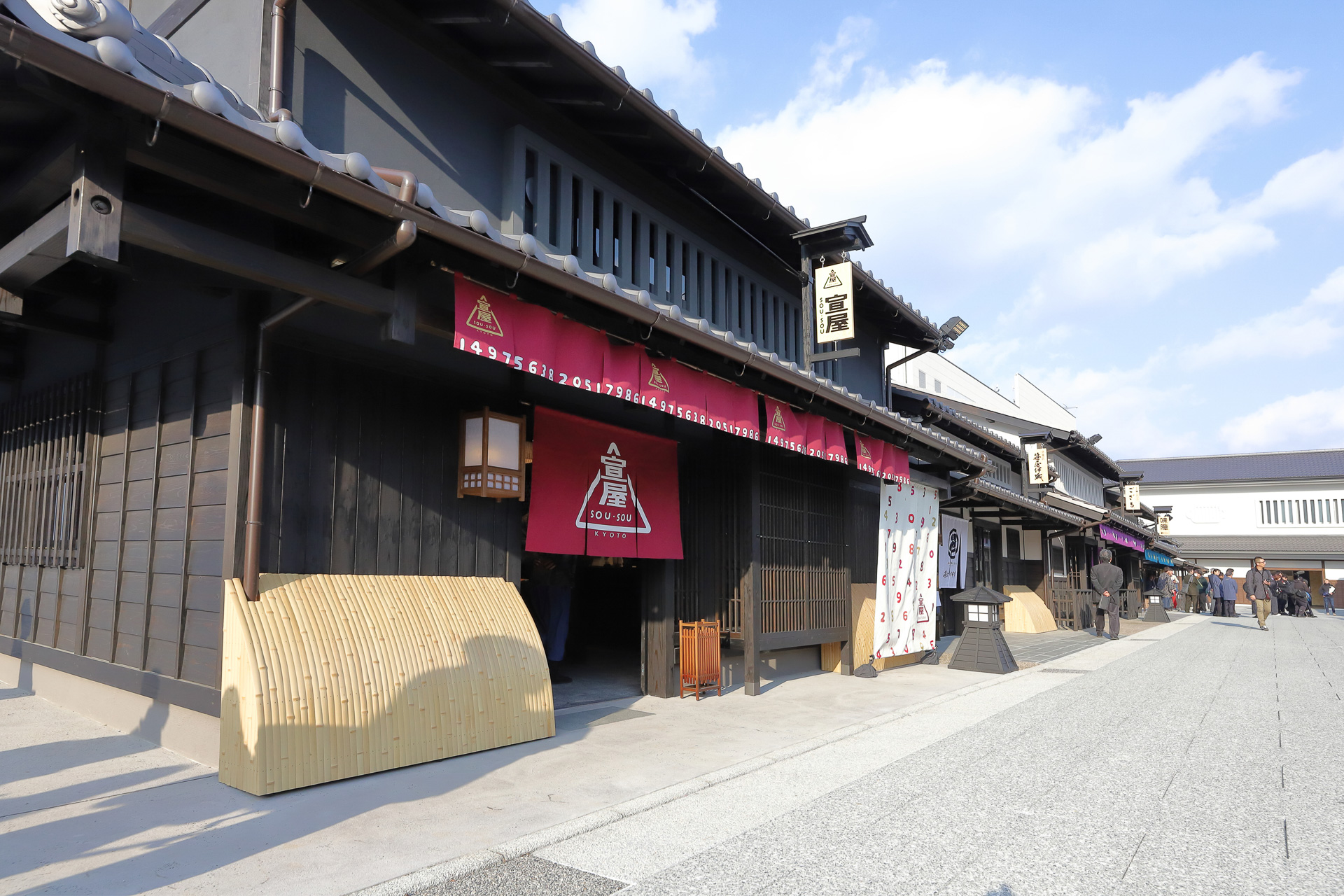 「SOU・SOU 宣屋」では、伝統的な素材や技法と現代に寄り添うデザインが融合したアイテムを展開する。和装レンタル（2500円）もできる