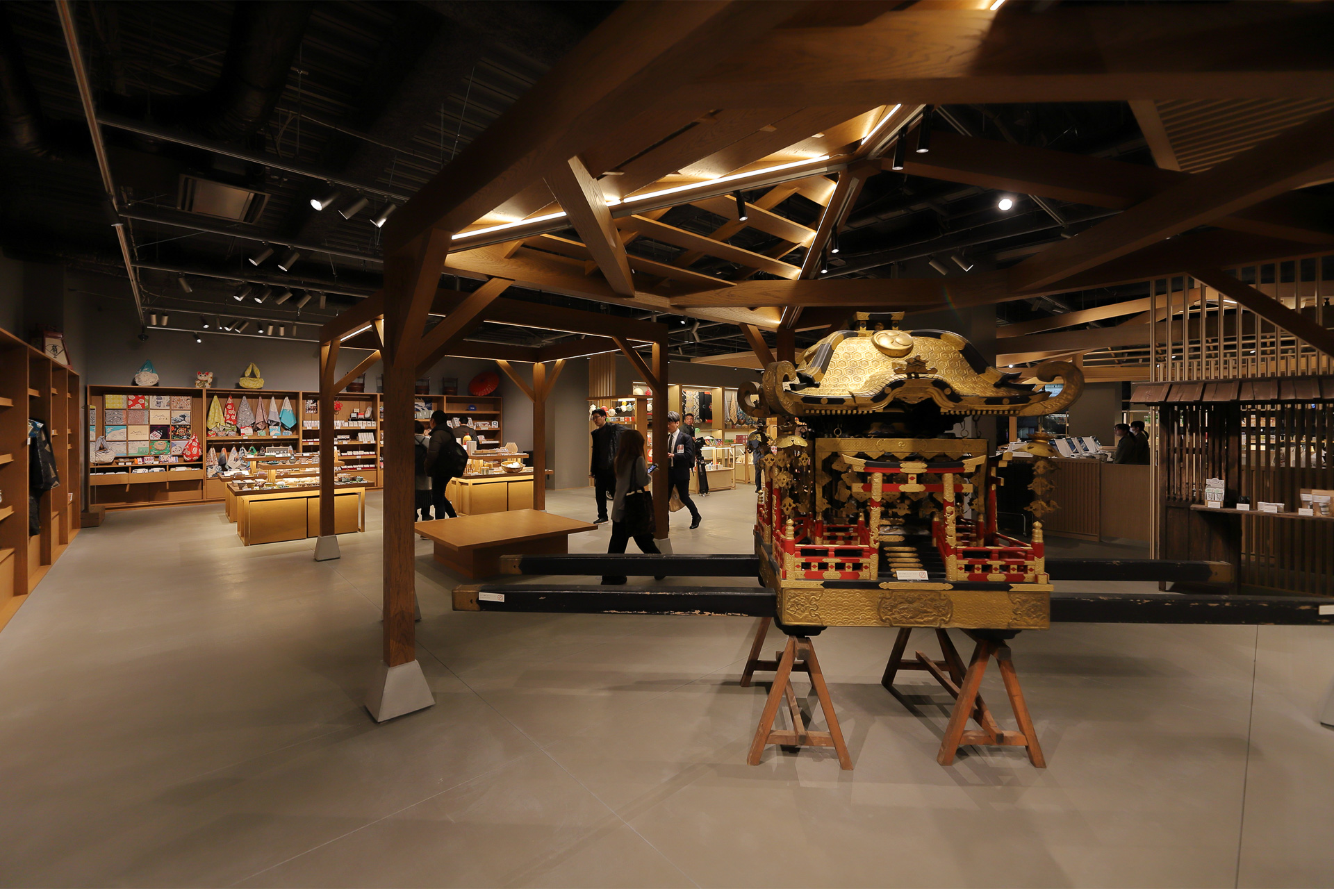 退場口の手前にある「お土産処」は、太秦映画村が直営するコンセプトショップ