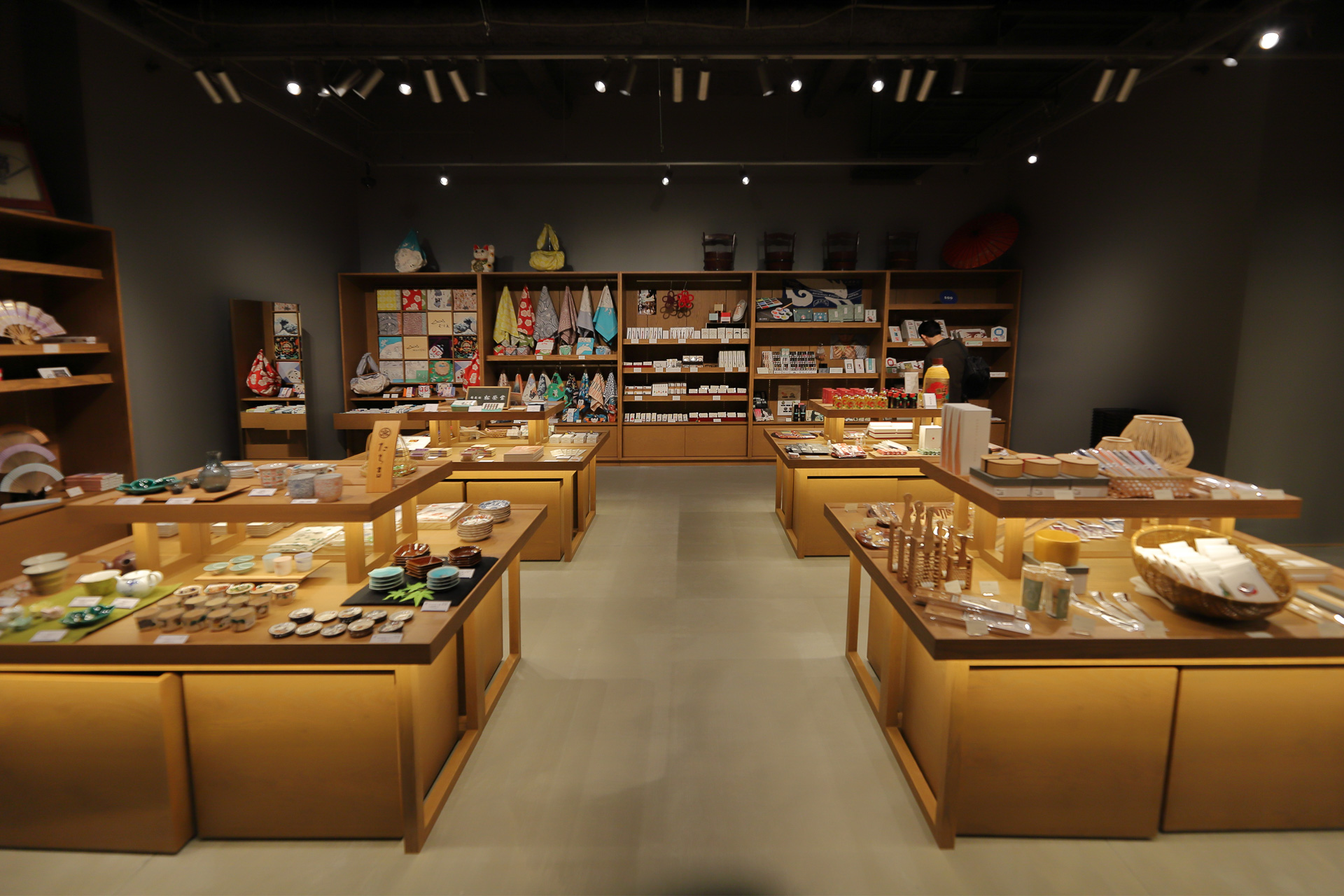 京都の逸品、映画村オリジナルのアイテムを展開する