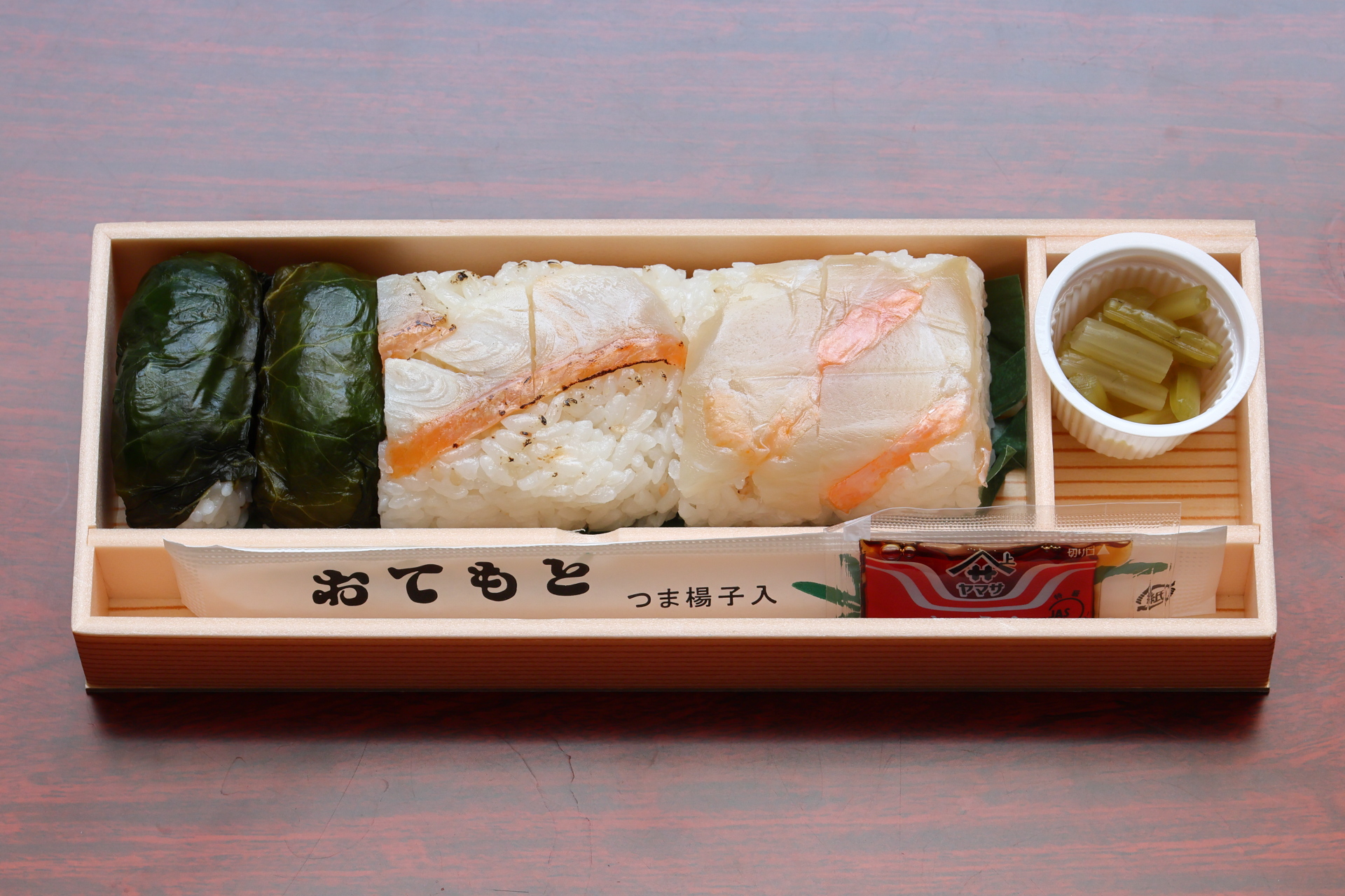 金目鯛押寿司、炙り金目鯛の押寿司、金目鯛おぼり山葵（わさび）葉巻き、それぞれ2貫ずつ入っています