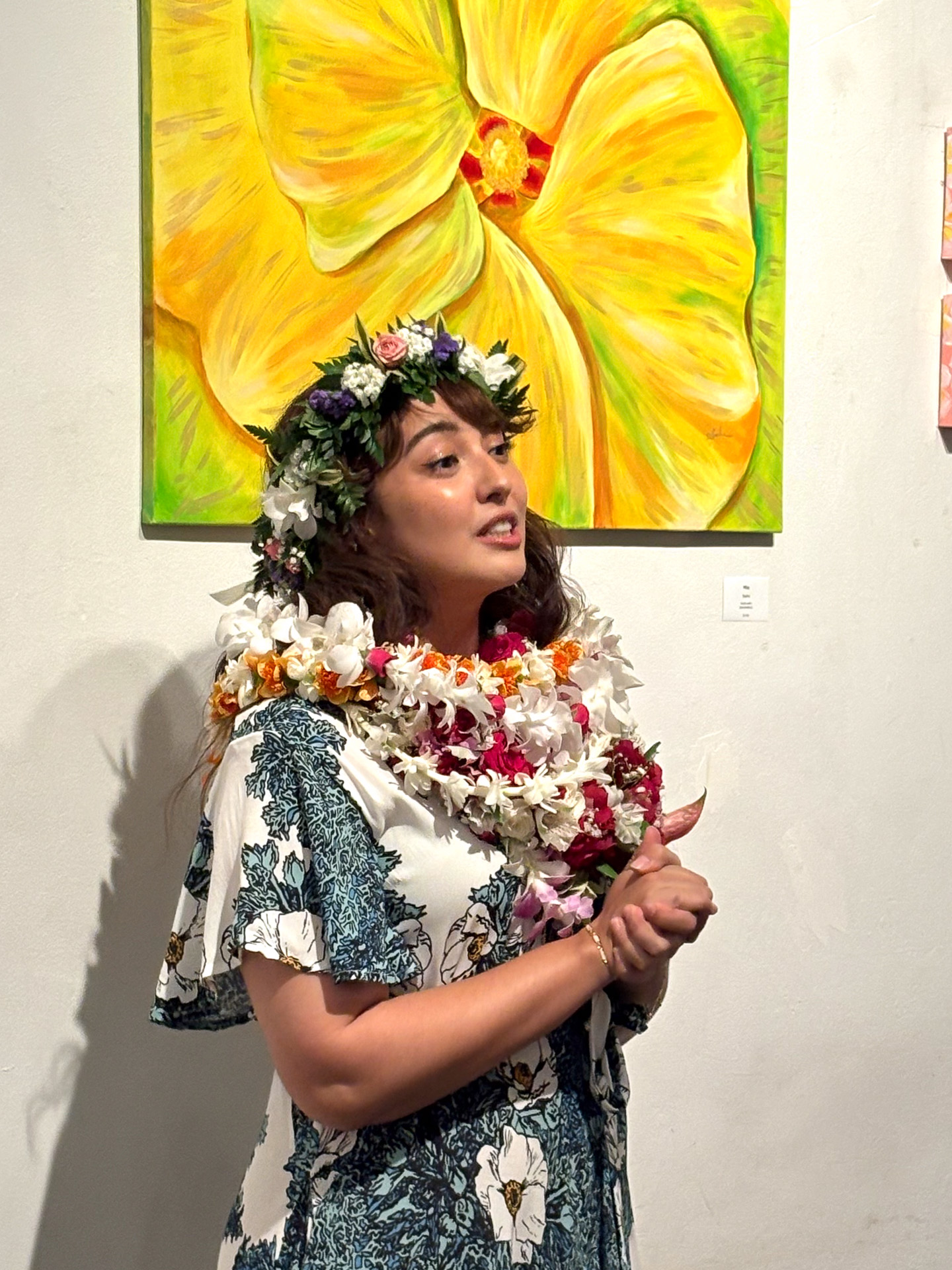 お披露目パーティに集まった招待客を前に、作品に込めた想いを語るサーシャさん