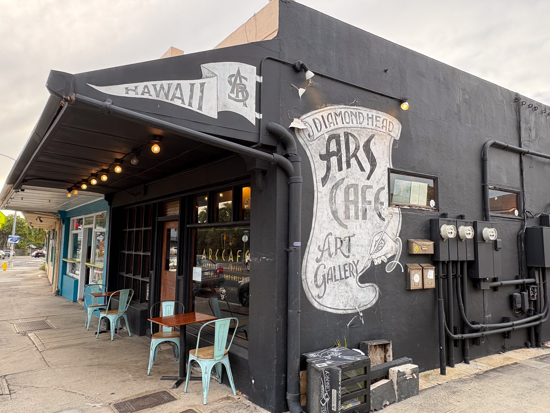 ハワイの若きローカルアーティストのサポートをコンセプトとする「ARS Cafe」