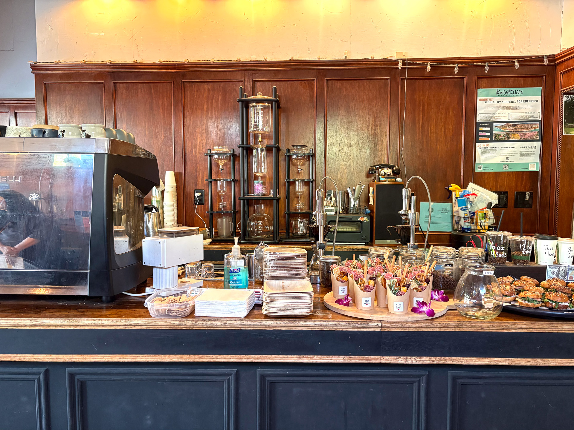 お披露目パーティでは、サーシャさんこだわりのグルメとワインなどが振る舞われた