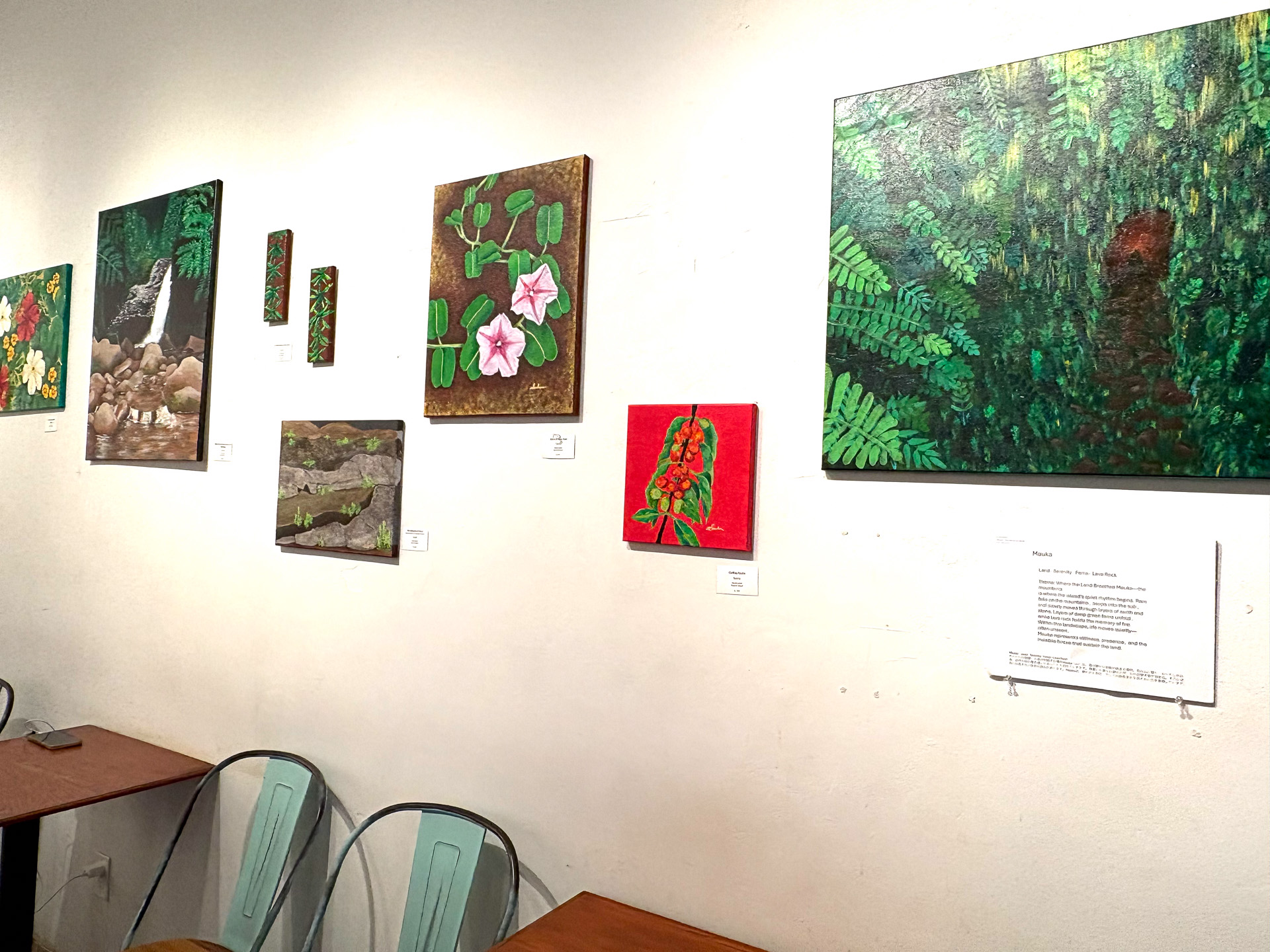 作品は、テーマである「山（マウカ）と海（マカイ）をつなぐ循環」に沿って展示されている