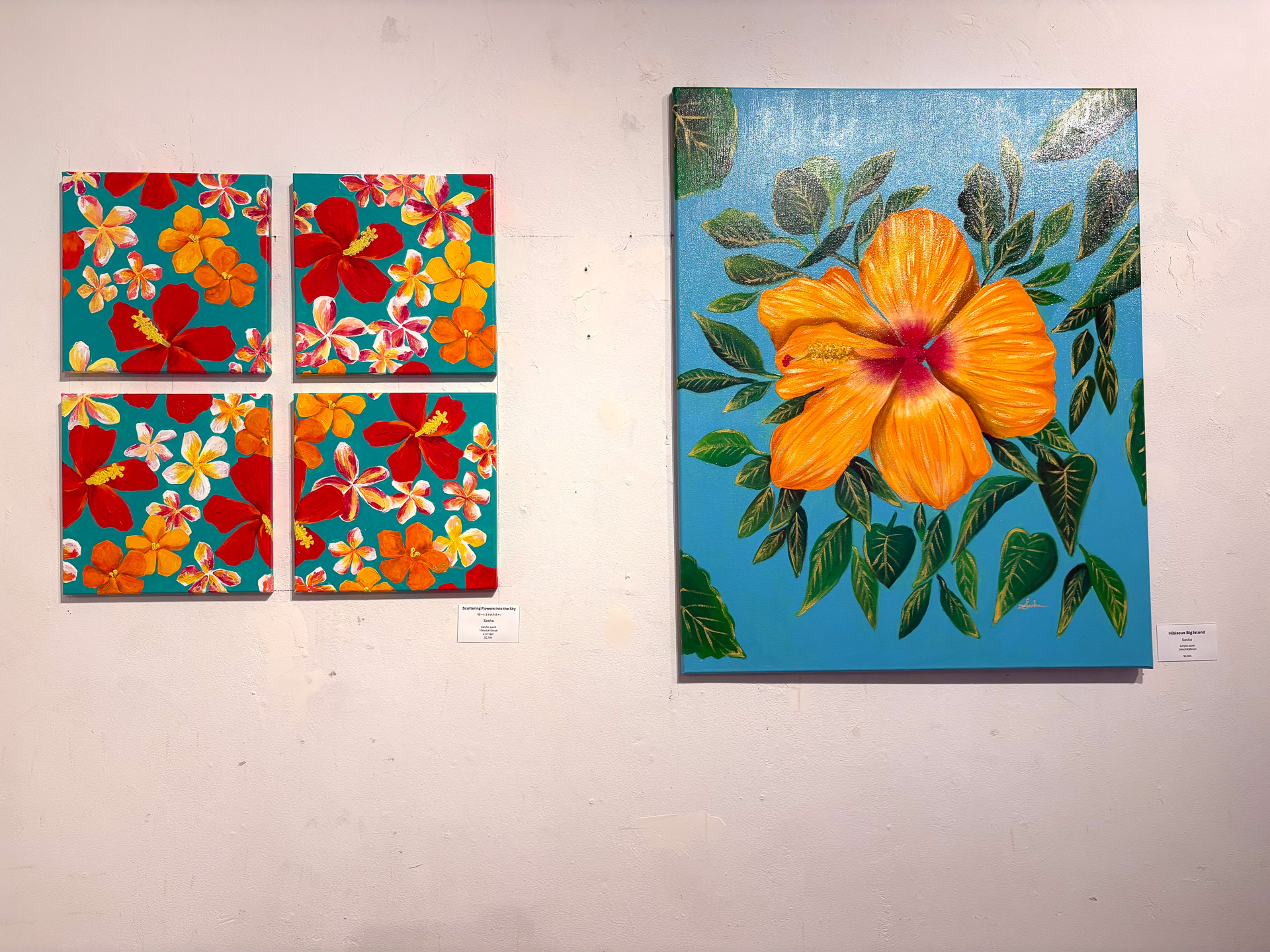 右はハワイ島コナで見たハイビスカス。左は空へ向かってまいた花々が舞い降りてくる様子