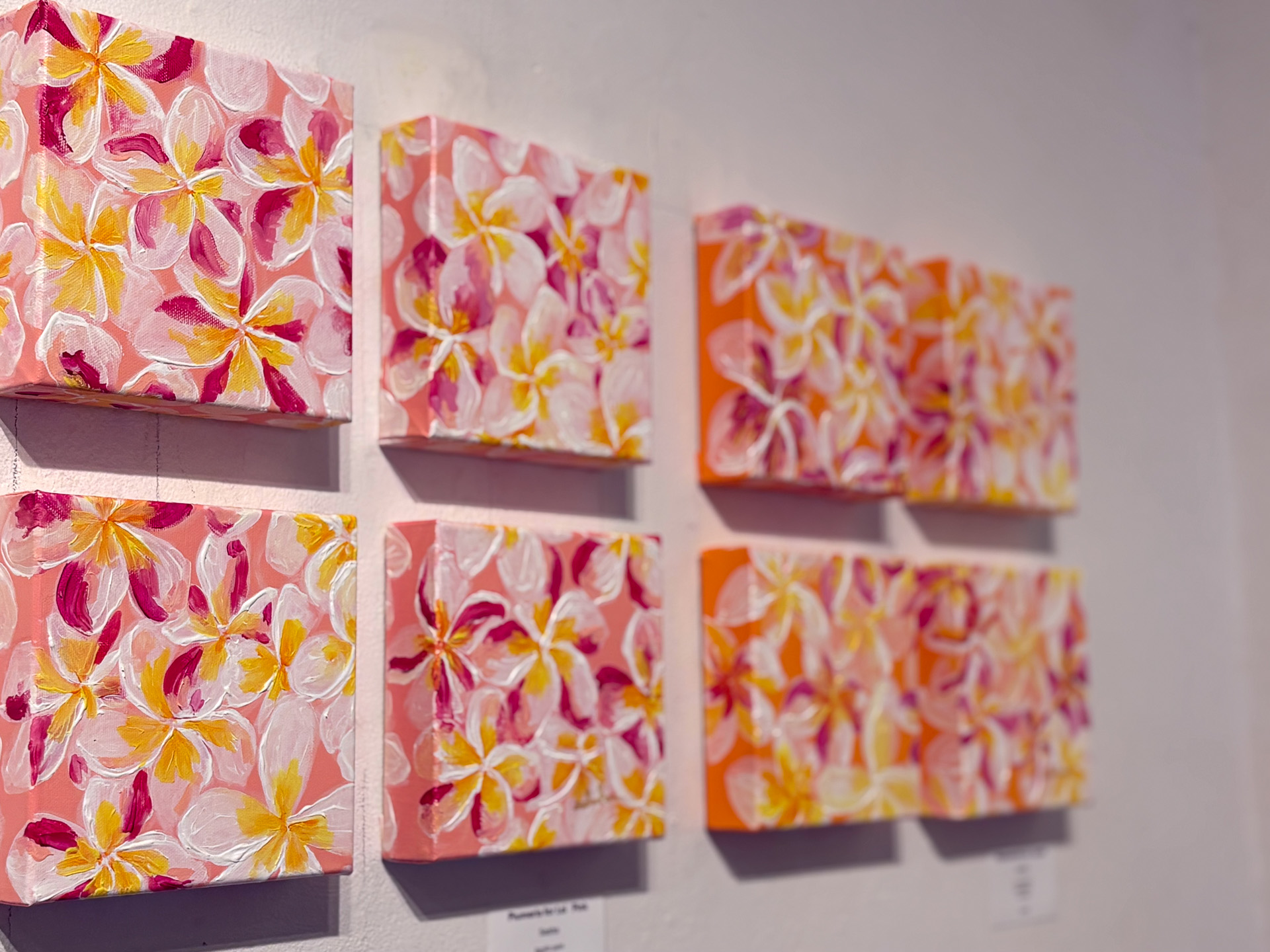 結婚式などの祝いの場で、香りと可憐な姿で皆を優しく包んでくれるプルメリアの花々