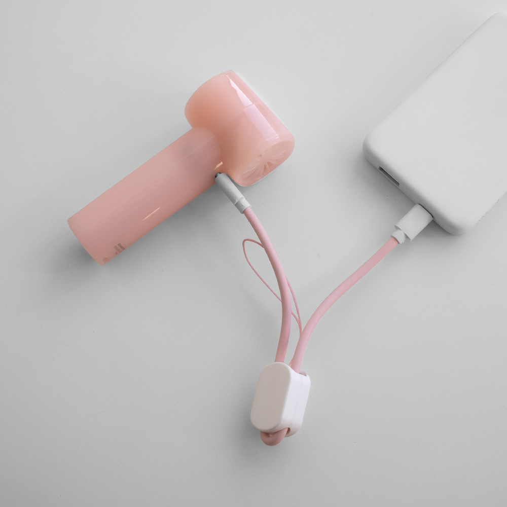 外出先で充電ケーブルとしても使えるストラップ。PD60W充電/データ転送にも対応するUSB Type-C to Type-C