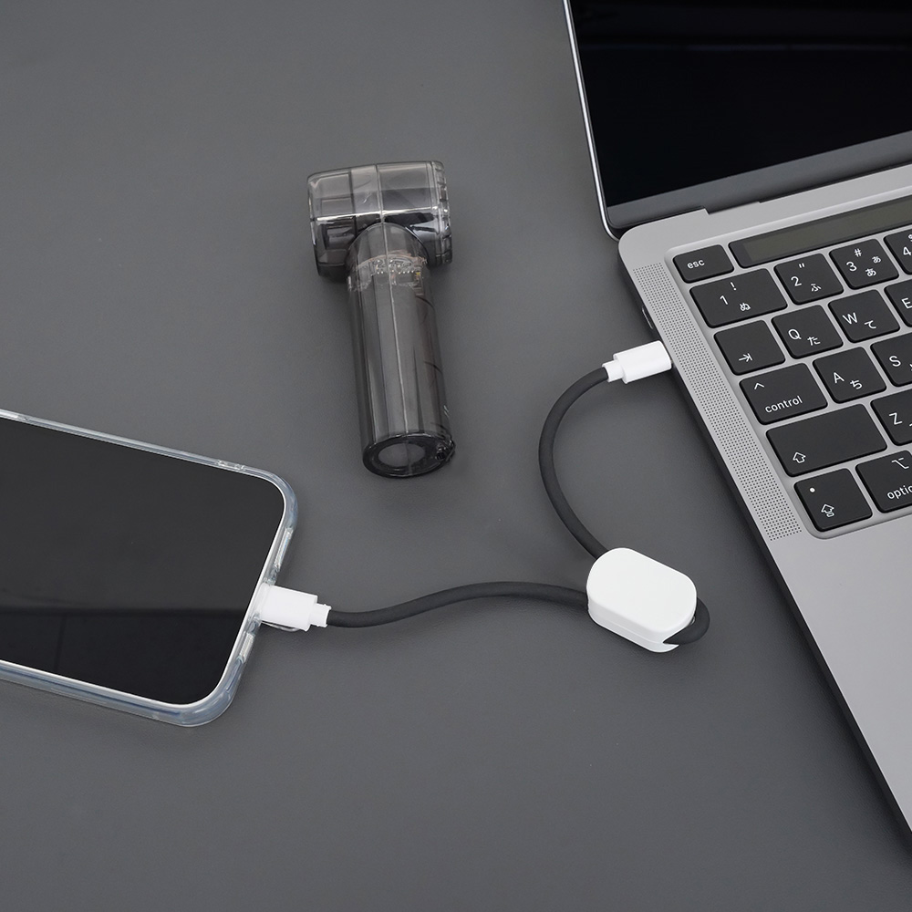 外出先で充電ケーブルとしても使えるストラップ。PD60W充電/データ転送にも対応するUSB Type-C to Type-C