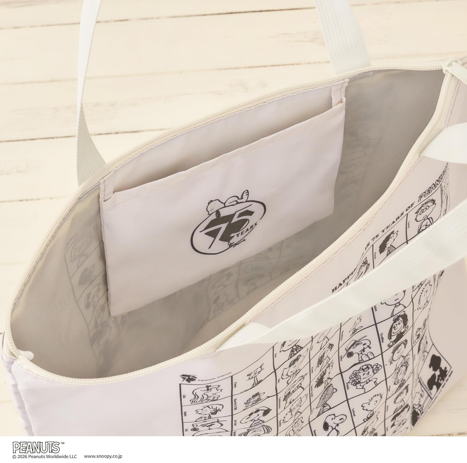 内ポケットはピーナッツ誕生75周年記念ロゴ入り