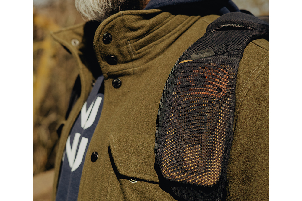 ショルダーストラップのメッシュポケット