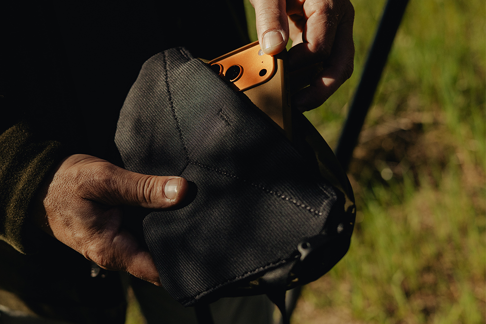 背面のマグネット式ポケット