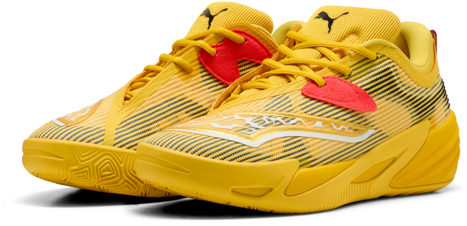 ピカチュウデザインの「ALLPRO NITRO 2 PIKACHU」（1万9800円）。バスケットボールに特化したPUMA HOOPSとのコラボで、鮮やかなイエローや稲妻のモチーフが特徴