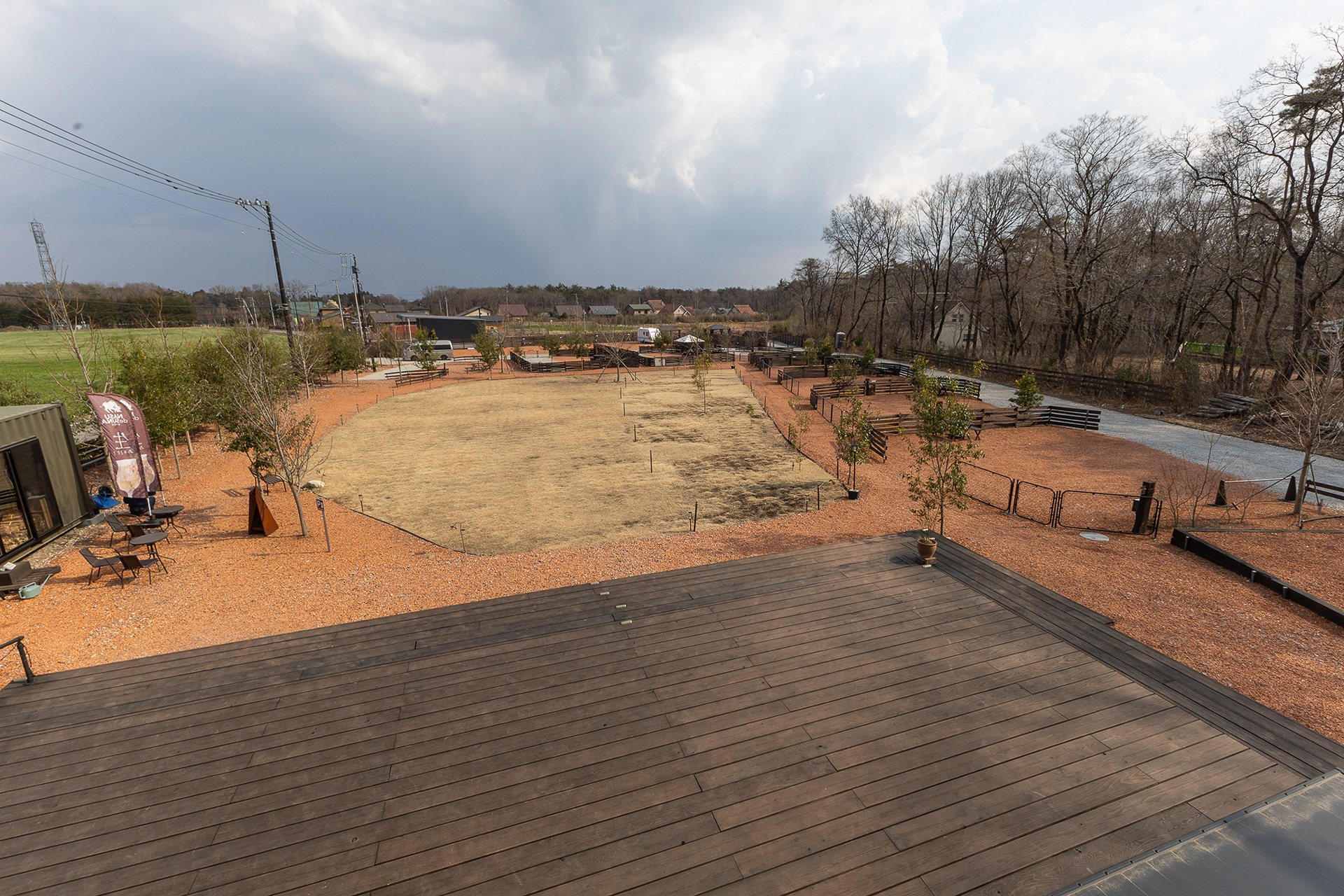 あとで紹介するサニタリー棟の2階から撮影。真ん中が芝生のスペースで右側に「段々サイト」、奥が「広々サイト」など