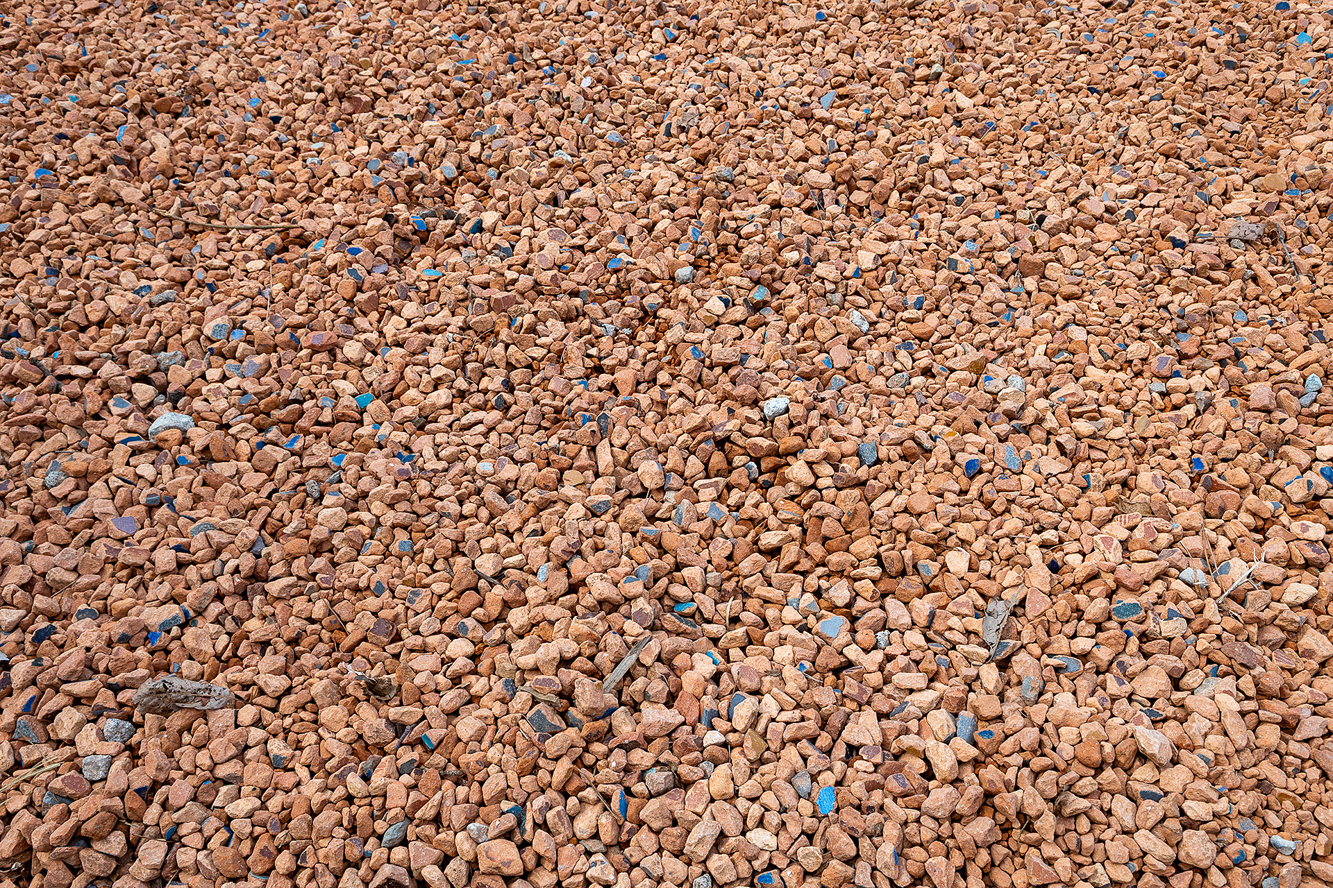 瓦を砕いたチップを敷き詰めている。駐車スペースや通路は白っぽい砂利びきのため、コントラストになってきれいな雰囲気だ