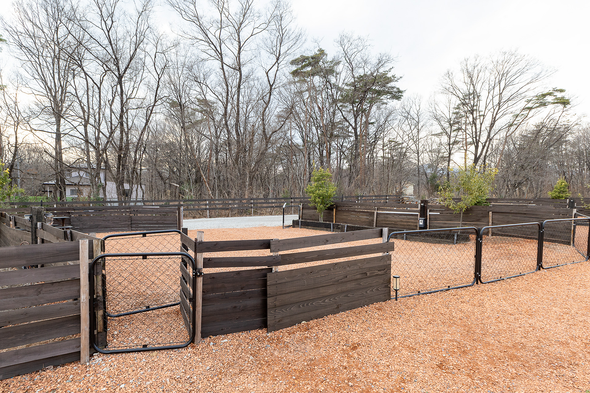 ドッグフリーサイトはこのようなフェンスがつく。出入り口も二重扉を使った専用タイプ