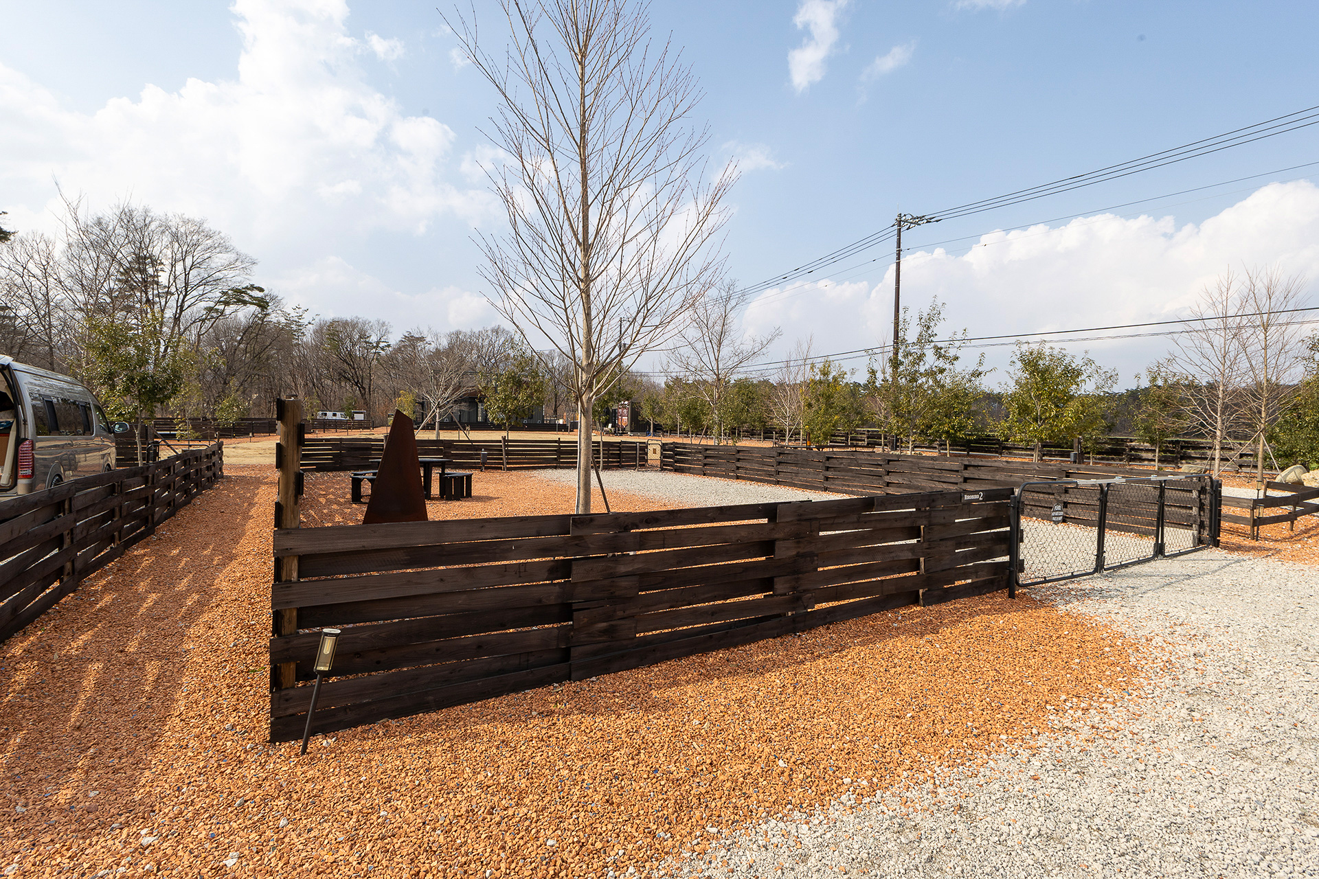 広々サイトは10×16m。スペース内にはテーブルとイス、たき火台がある。ドッグフリーサイトなのでノーリードで遊ばせることができる