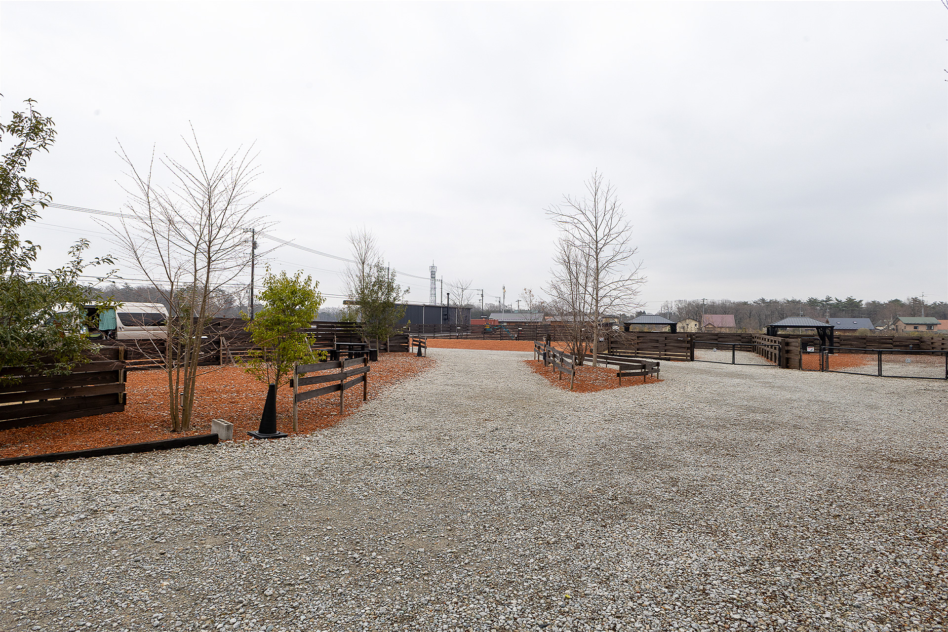 角地を利用した「ドライブスルーサイト」。駐車スペースが貫通タイプなので、キャンピングカーのドアの向きに合わせて駐車がしやすい。通り抜けできるので入退場でバックする必要がない