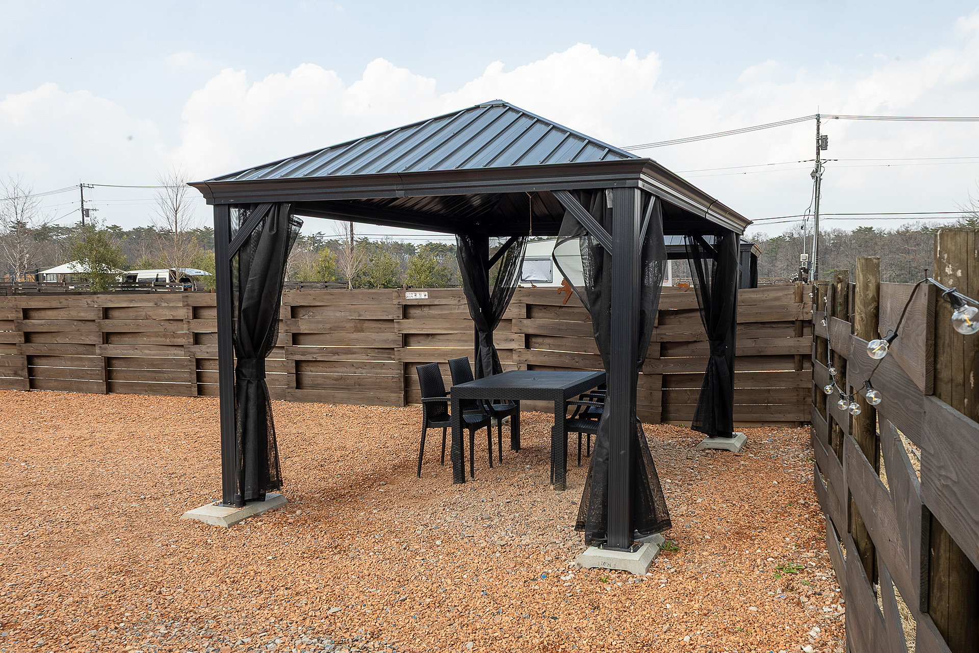 「プライベートサイト」には東屋を常設する。柱には日よけや虫除けになるネットもあるので、これからの季節も快適に過ごせるだろう