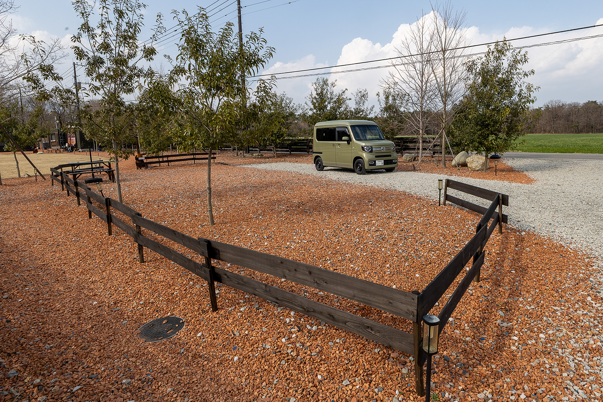 道路に面している「村長サイト」。変形サイトではあるが駐車スペースの長さは16mもある。N-VANを入れてみたが、完全に持て余すほど広過ぎた（笑）