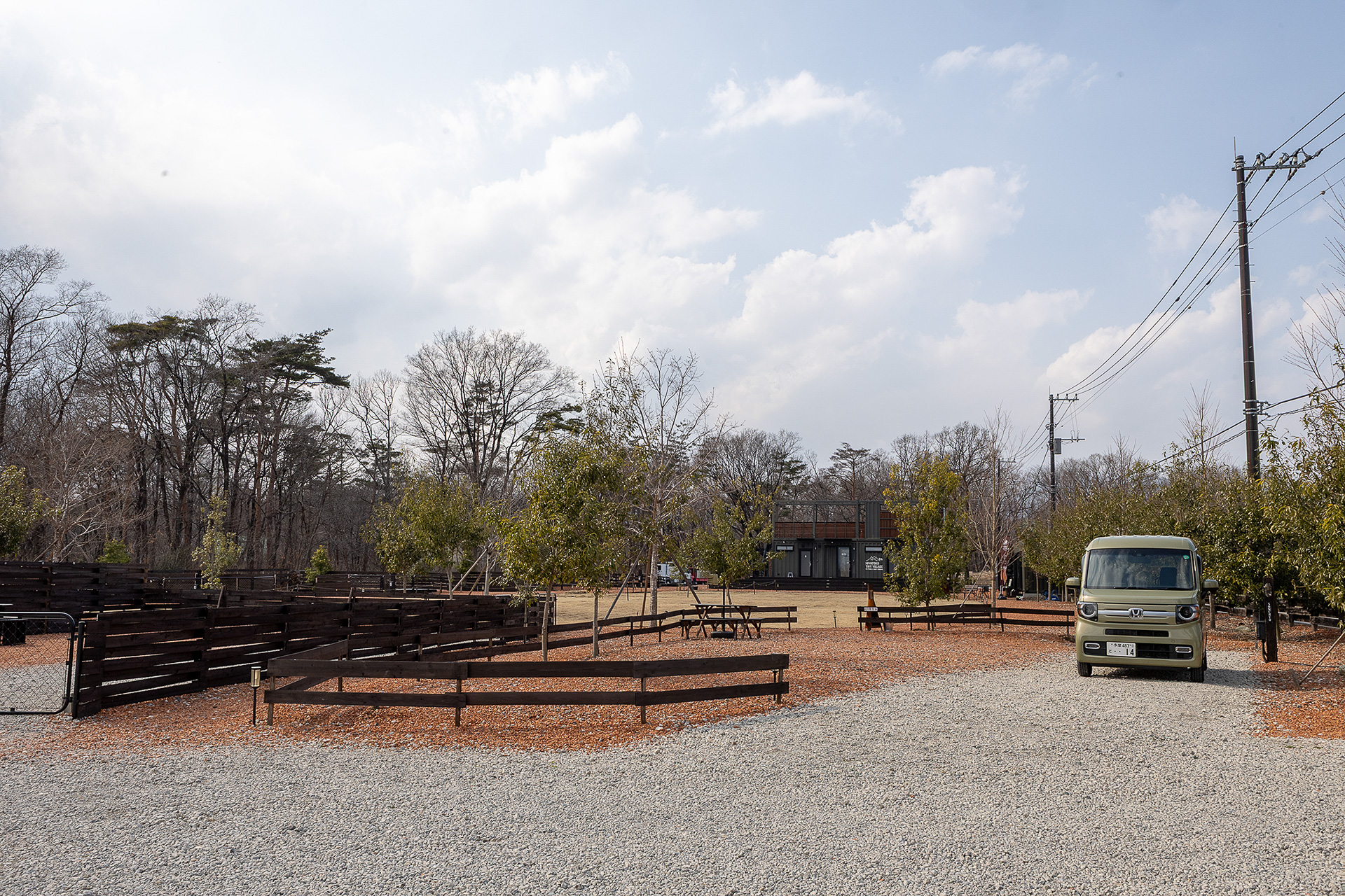 隣り合うサイトは1つだけで塀もある。前面は道幅のある通路、後ろ側は芝生スペース、そして横が道路（塀や樹木あり）なので、村長サイトも居心地がよさそうだ