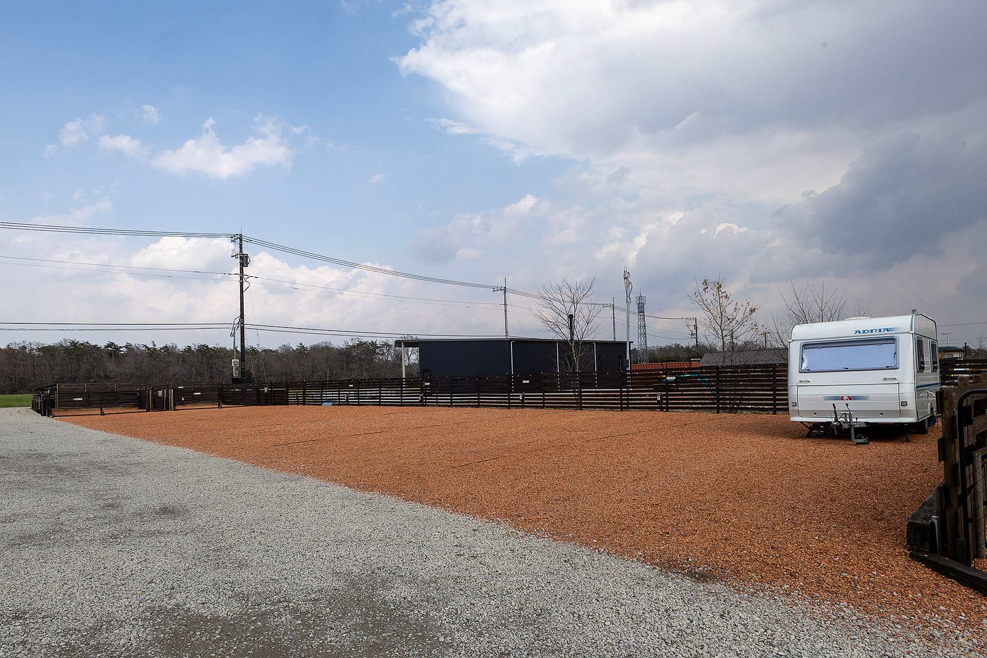 フリーサイトっぽい作りの「ニワトコサイト」は7区画ある。幅6m、奥行き15m。こちらもトレーラーを牽引した状態で入場できる広さ