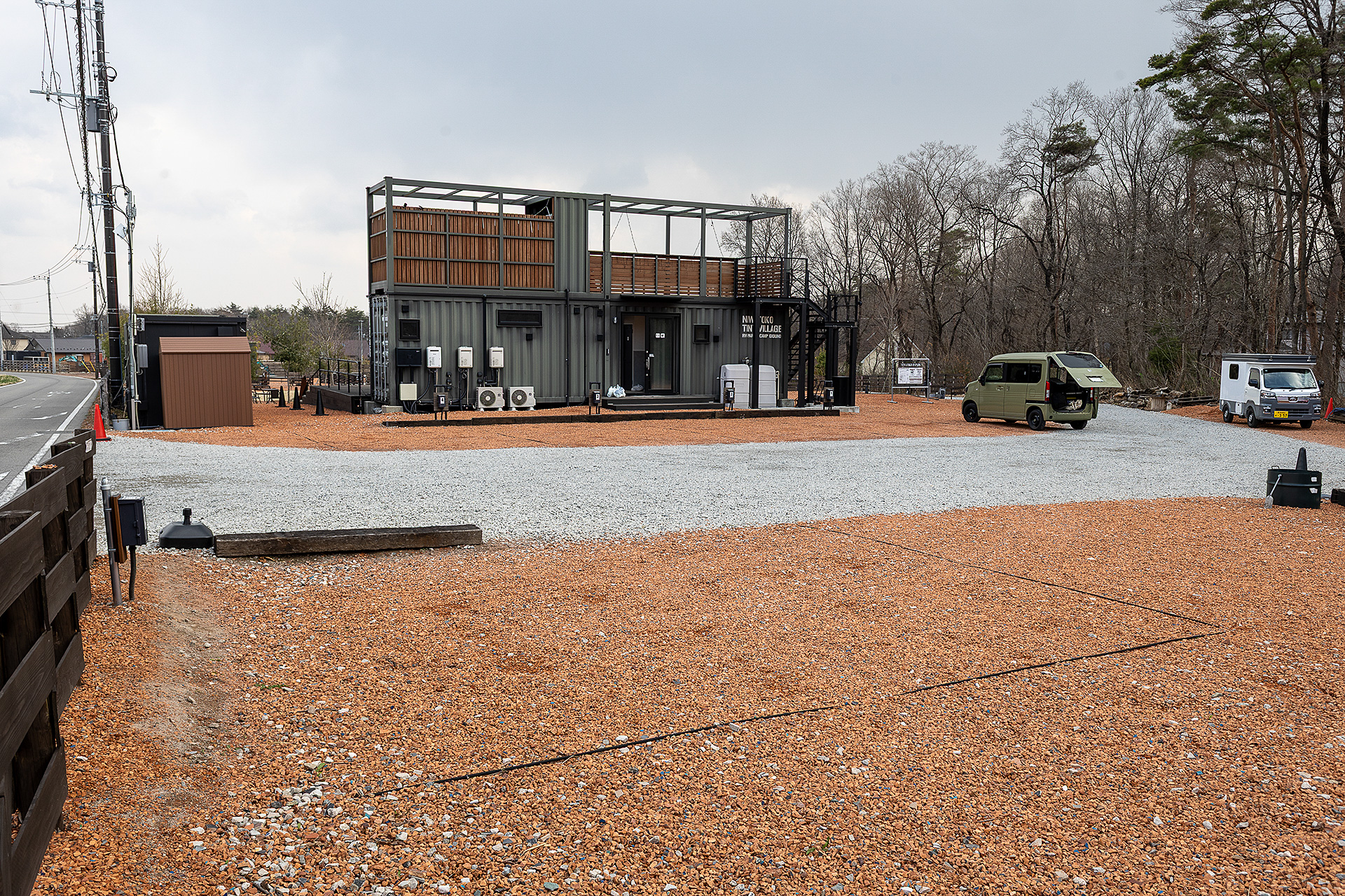 「道路側サイト」。フェンスはないが、その分広々としている。トイレなどからも近いので人気がある