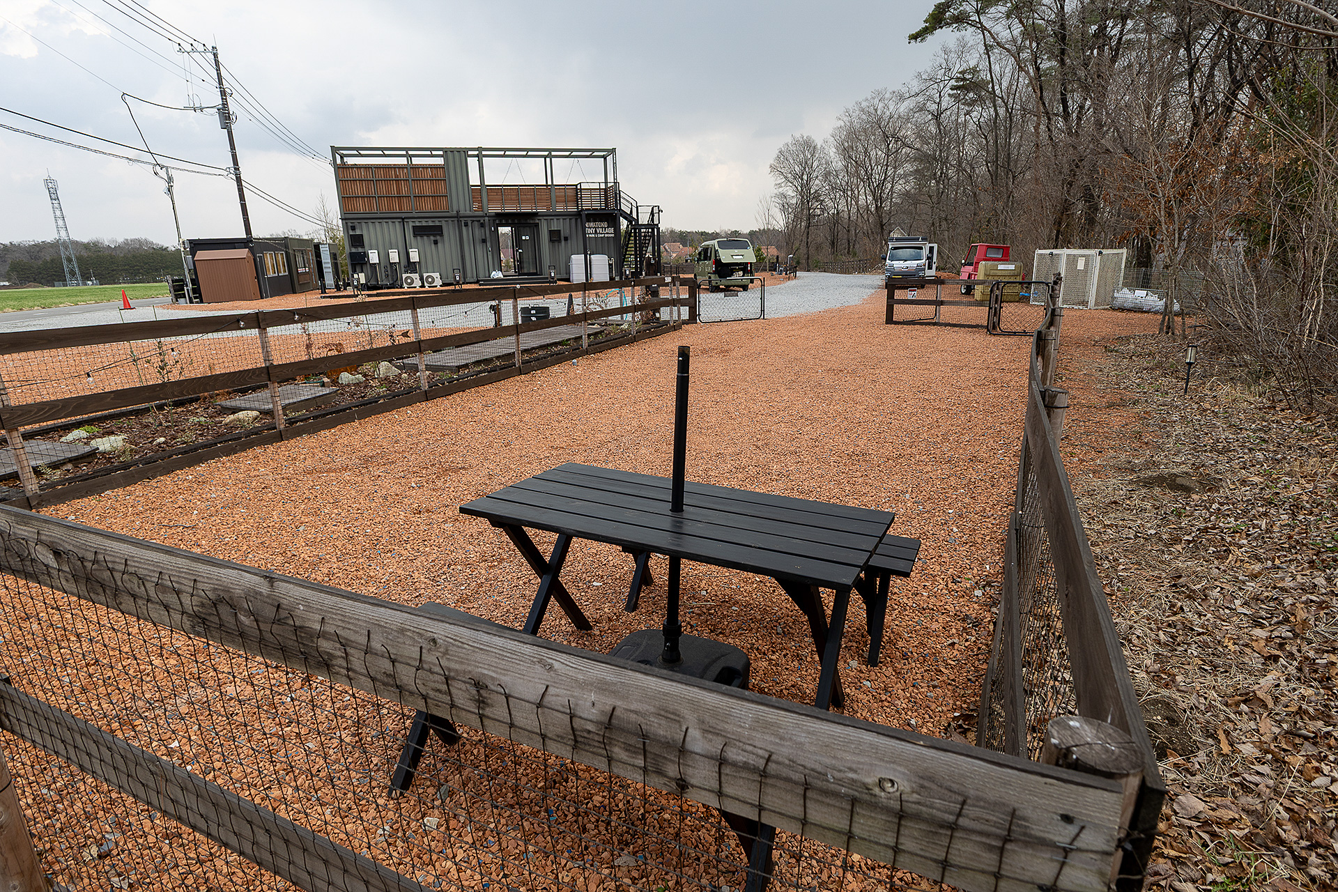 サニタリー棟の裏側のサイトでは、ここのみテーブルが置いてある。キャンプ的な過ごし方ができそうだが、やはり焚き火は禁止