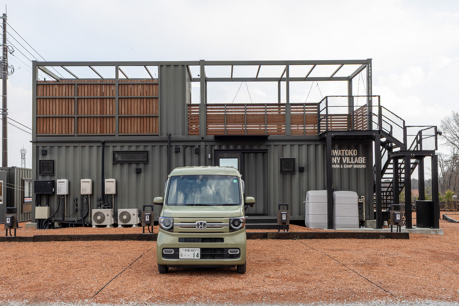 クルマを停めているちょうど後ろが炊事場やトイレの入り口（反対側からも入れる）ので、トイレに近い方がよいという人には最良の場所かもしれない。もう少し端に寄ればカーサイドタープも余裕で展開できる