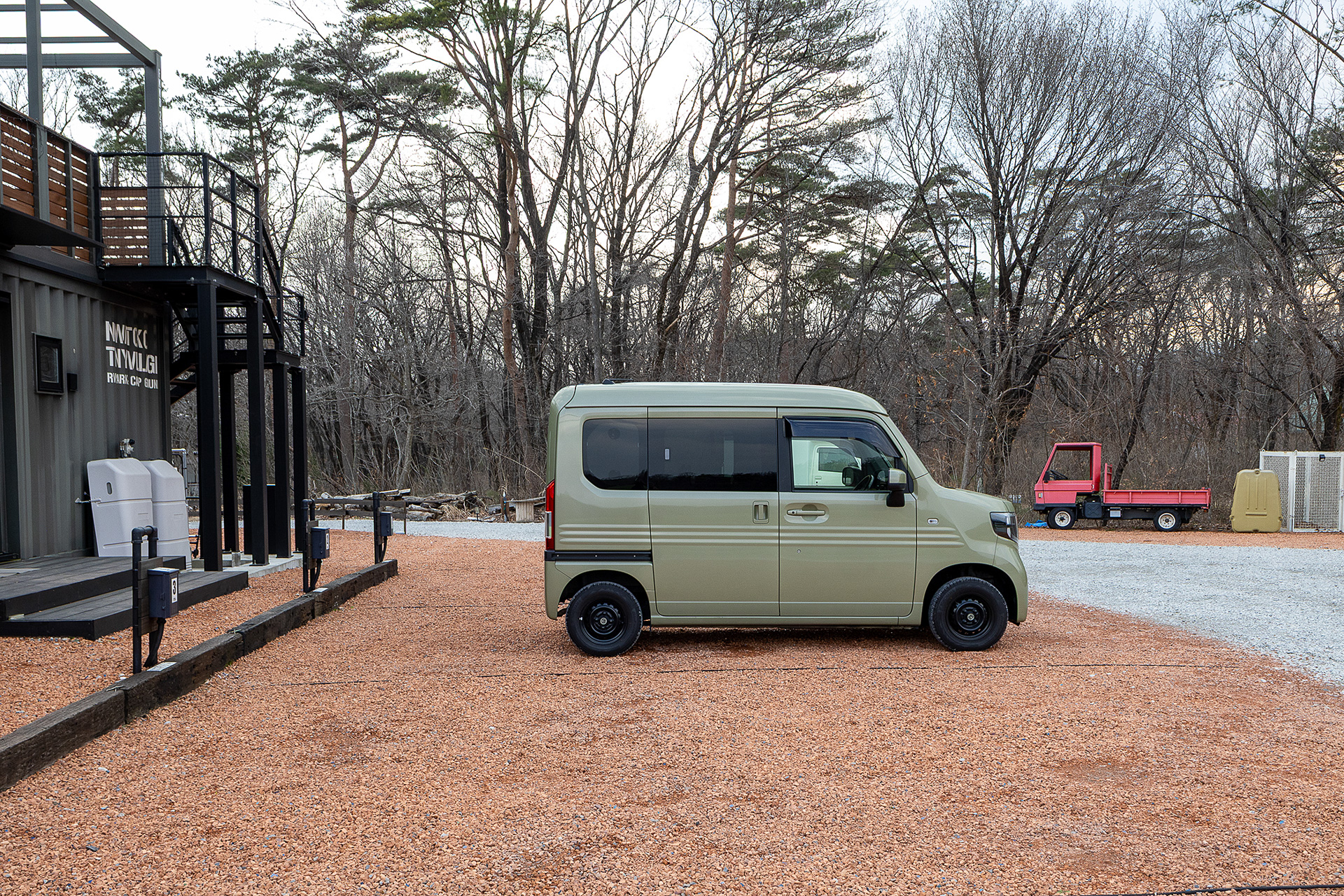 奥行きは十分にあるので、テールゲートを開けて後ろにテーブルなどを展開するのも余裕。ちなみに常設のテーブルはないので、車外でくつろぎたい場合はテーブルや椅子を持参すること