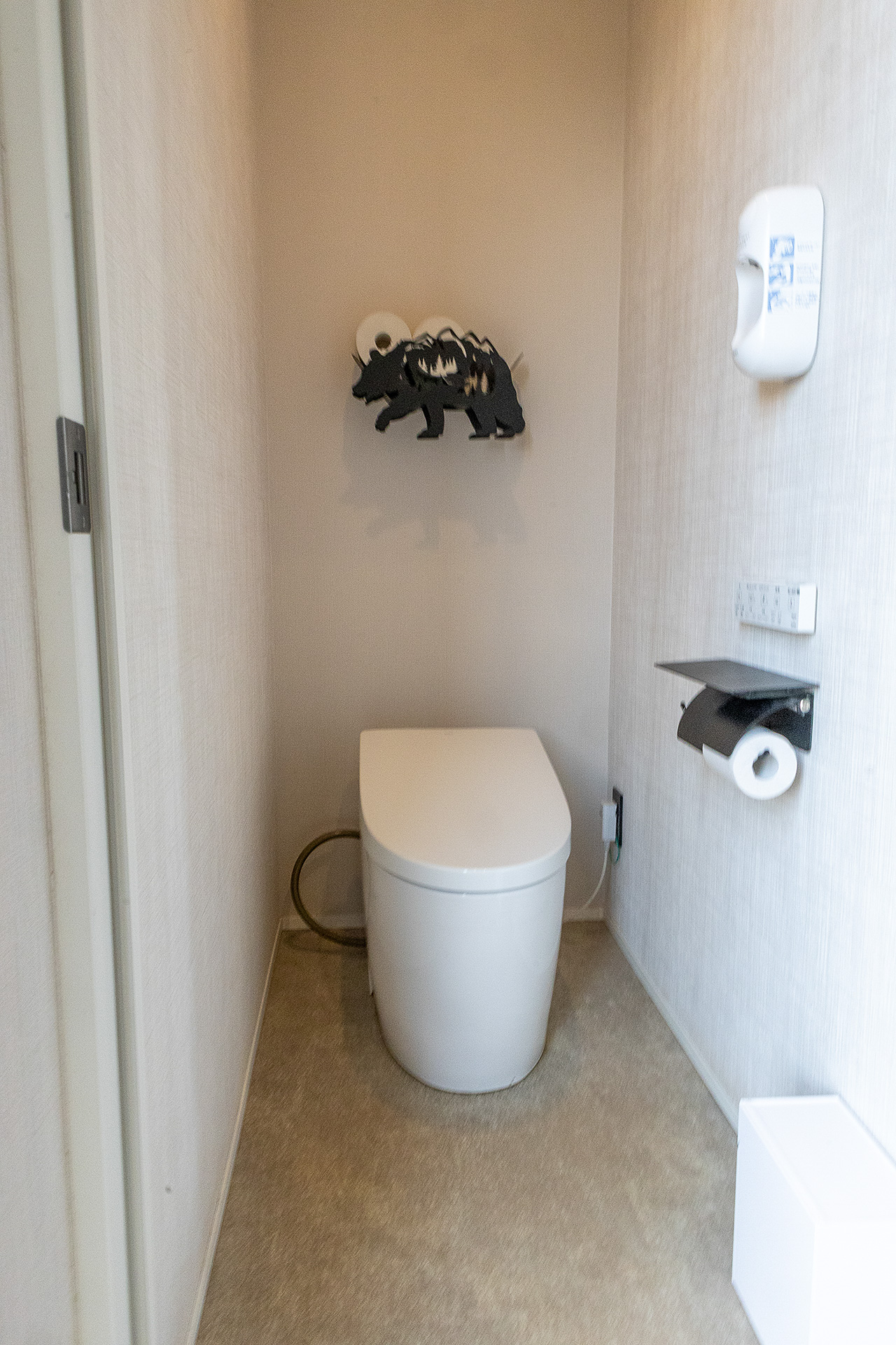 洗い場スペースには男女兼用のトイレがある