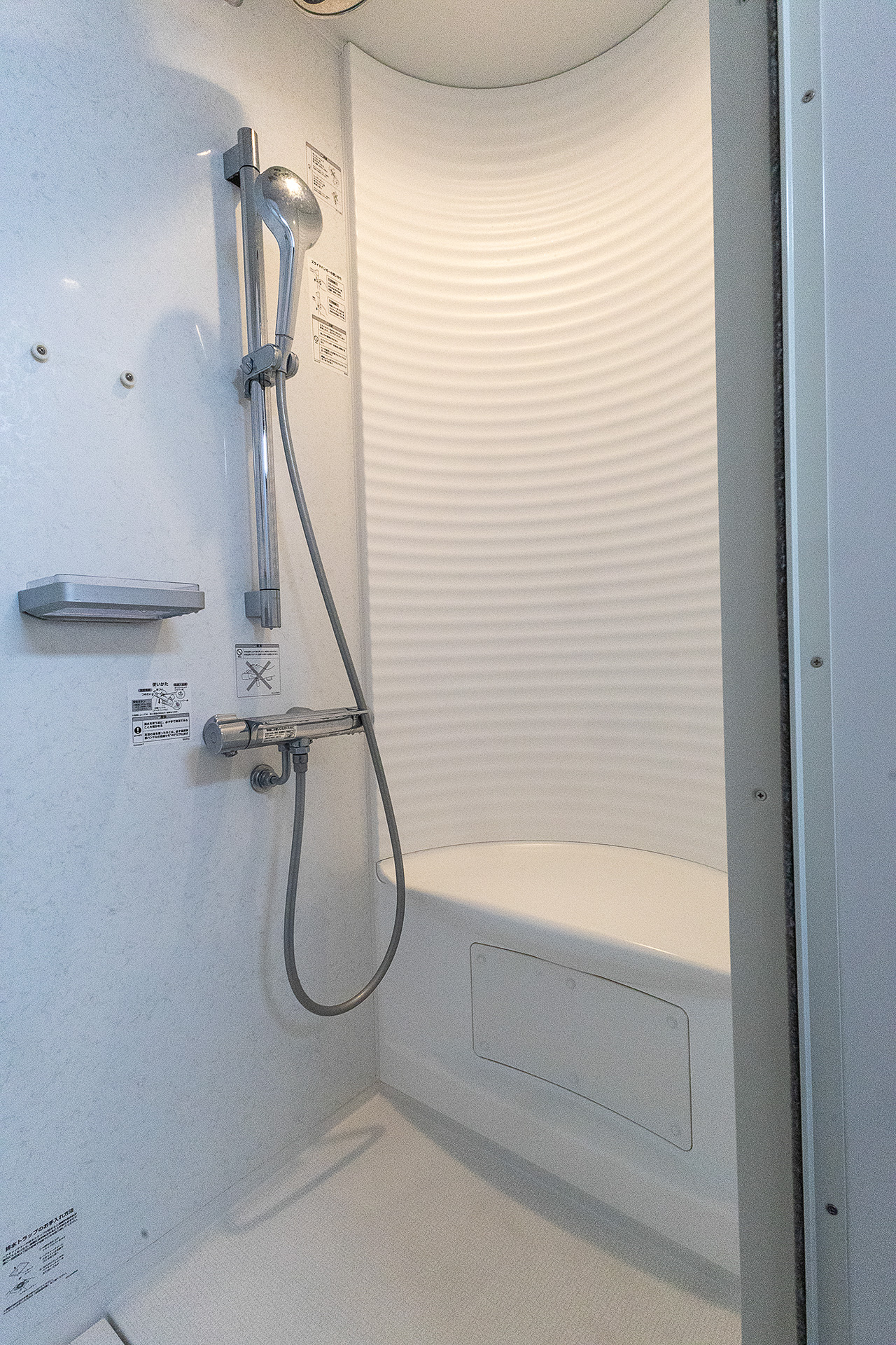 こちらはシャワーブース。男女別で1か所ずつ用意している。座って利用できるようにベンチ付き。料金は15分目安で300円