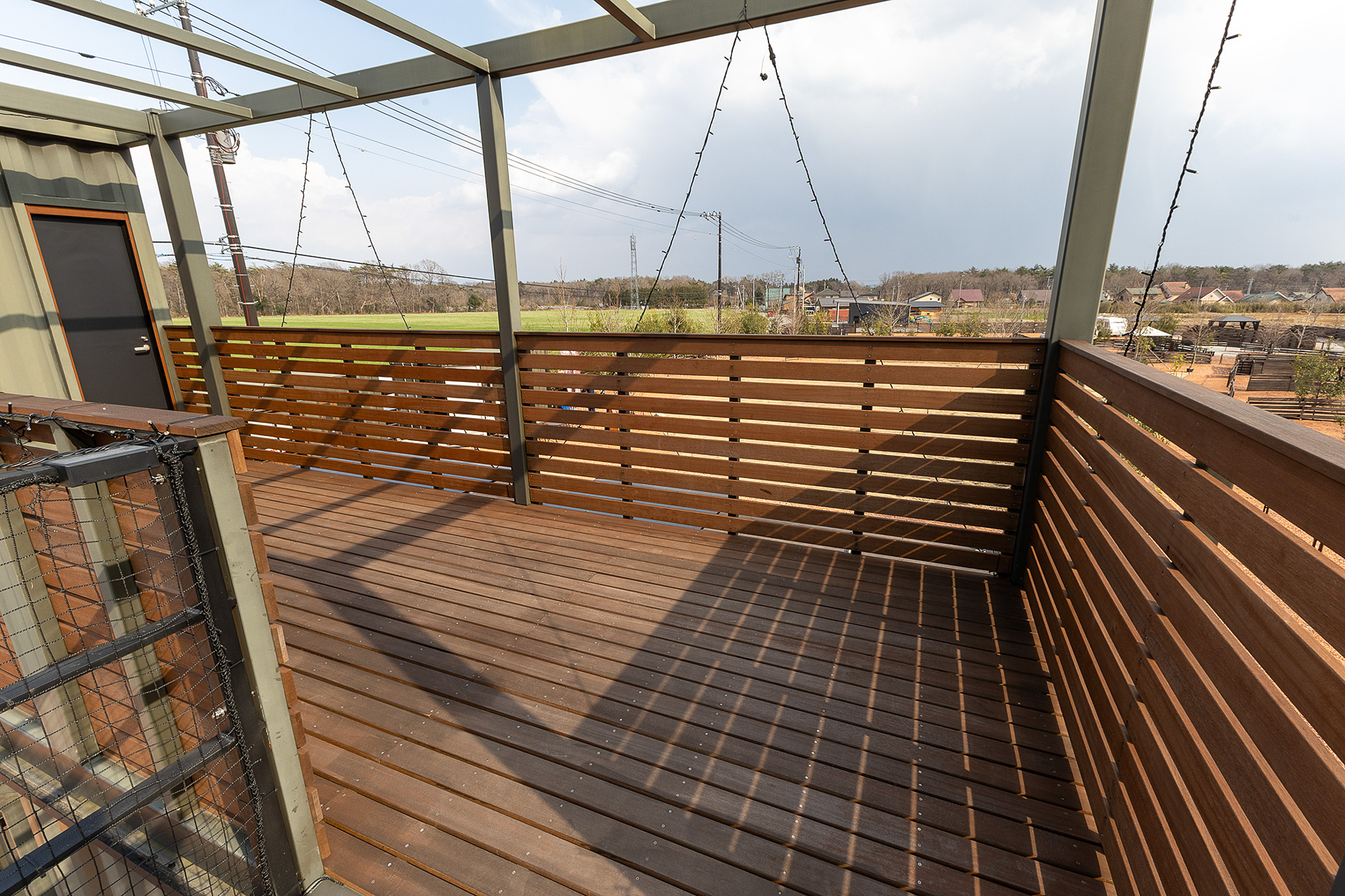 サニタリー棟の2階は展望スペースで自由に上がることができる。柵でしっかり覆われているので、小さい子供でも安心できるだろう