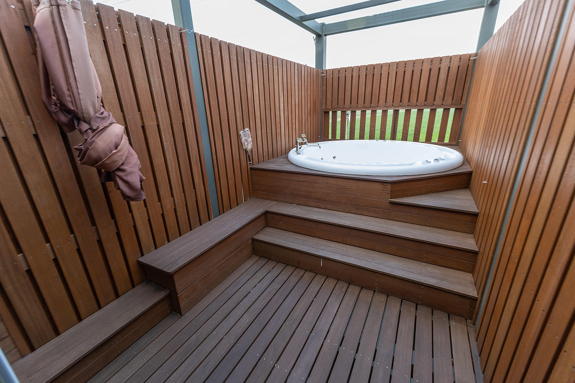 展望スペースの奥にはジャグジーを設置した部屋がある。予約制で1時間3000円（4名まで）。スペースにはシャワーブースも用意している