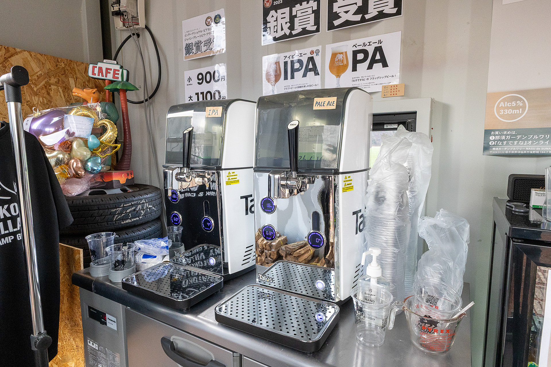 受付棟内のビールサーバー。地ビールの「なすですな」を敷地内で提供する分、販売している。ニワトコRVパークは飲食店営業許可を取っているので、このような販売も可能