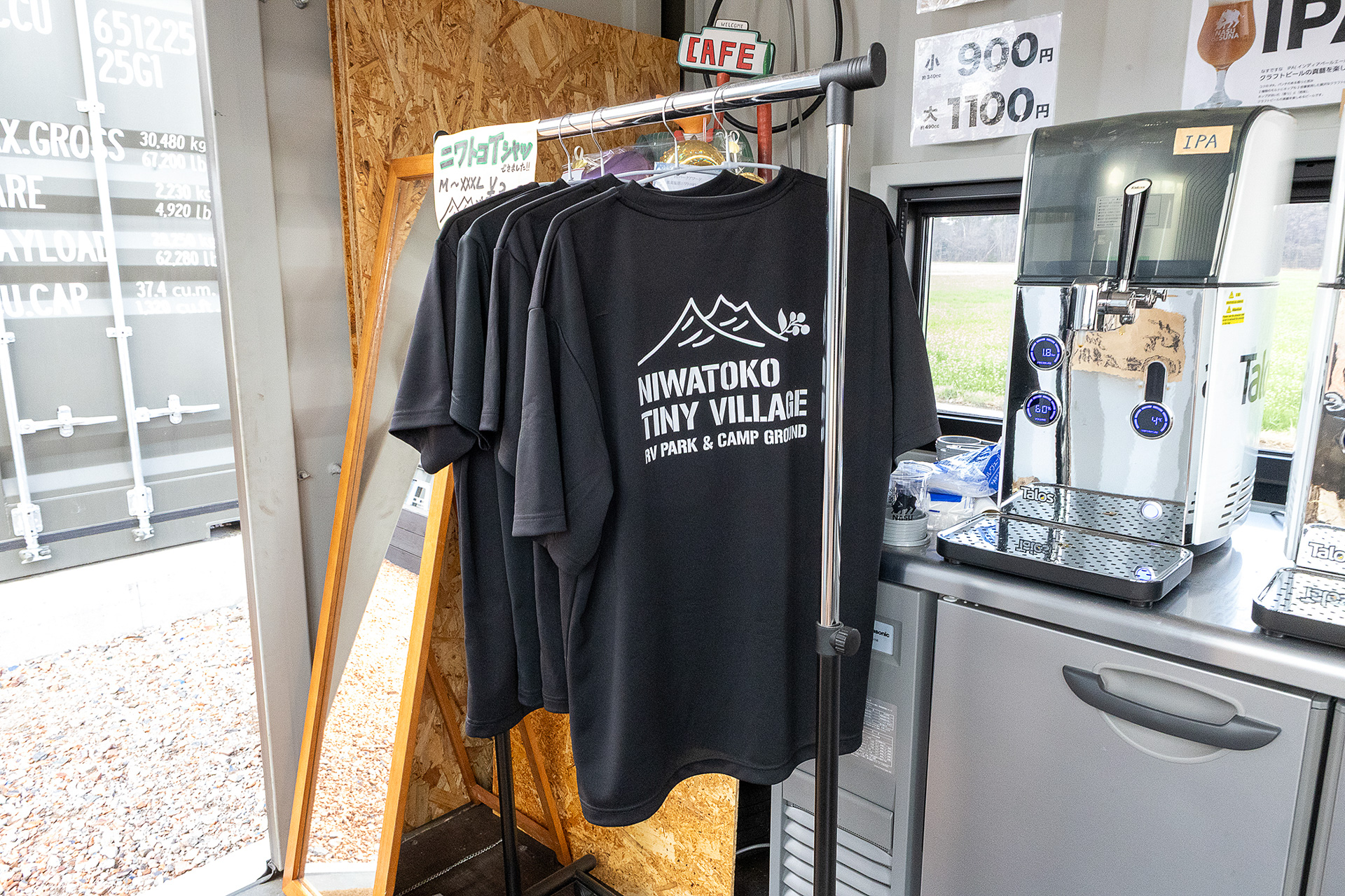 オリジナルTシャツなども販売している