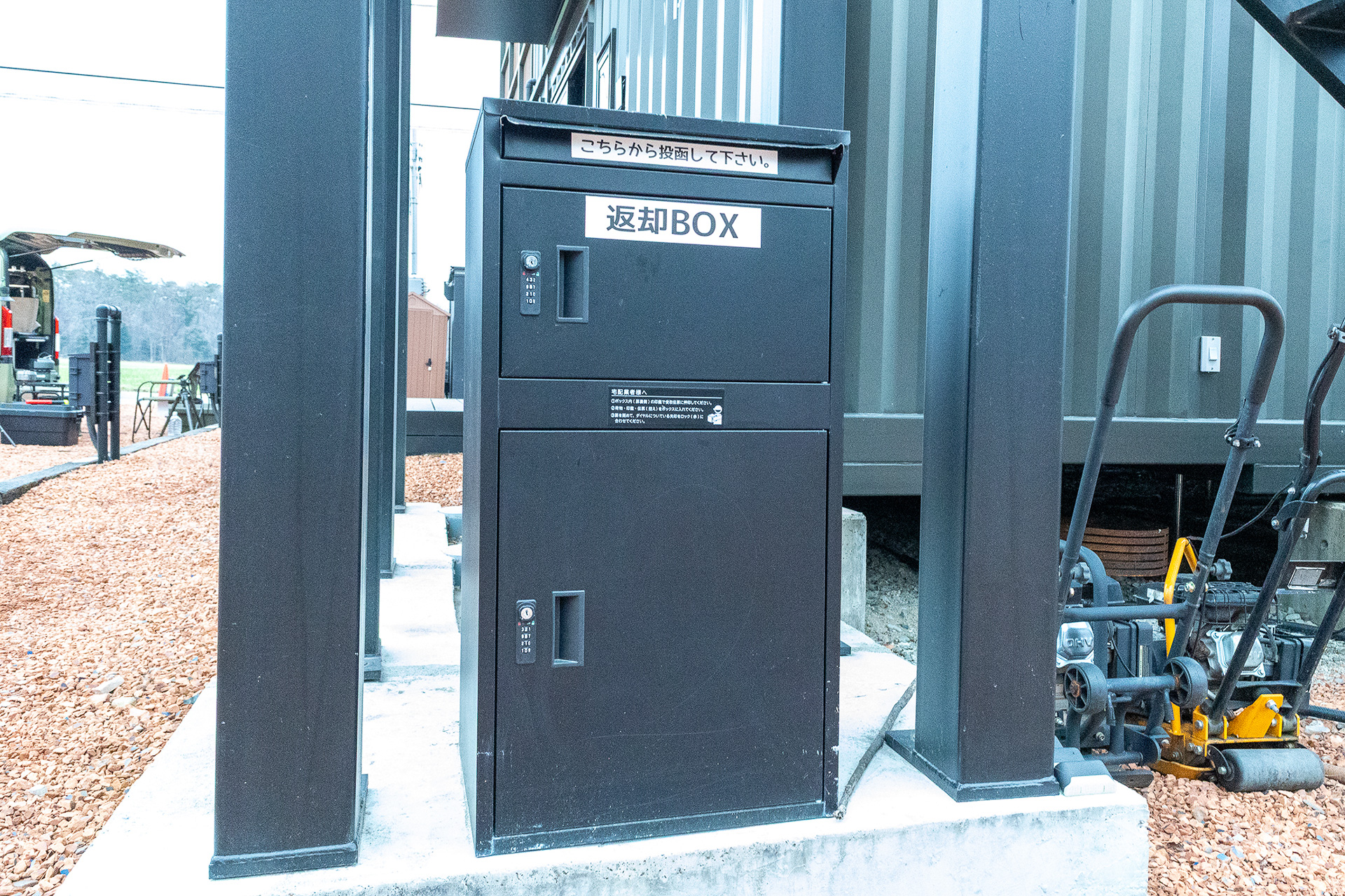 こちらがサニタリー棟の横にあるポスト。QRコードチェックインや現金チェックインの場合でも同等のサービスになるよう、観光ガイドや割引券はサニタリー棟の現金用受付ボックス内に置いてある
