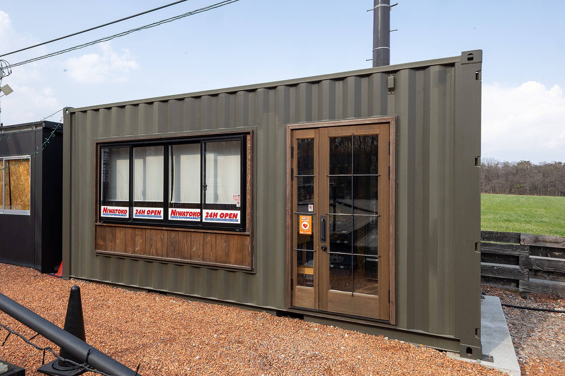 24時間営業の売店もある。冷凍食品やカップラーメン、ご飯類、飲み物、お菓子、アイス、雑貨類などを揃える。焚き火用の薪（広葉樹）も販売している。会計はキャッシュレスオンリー